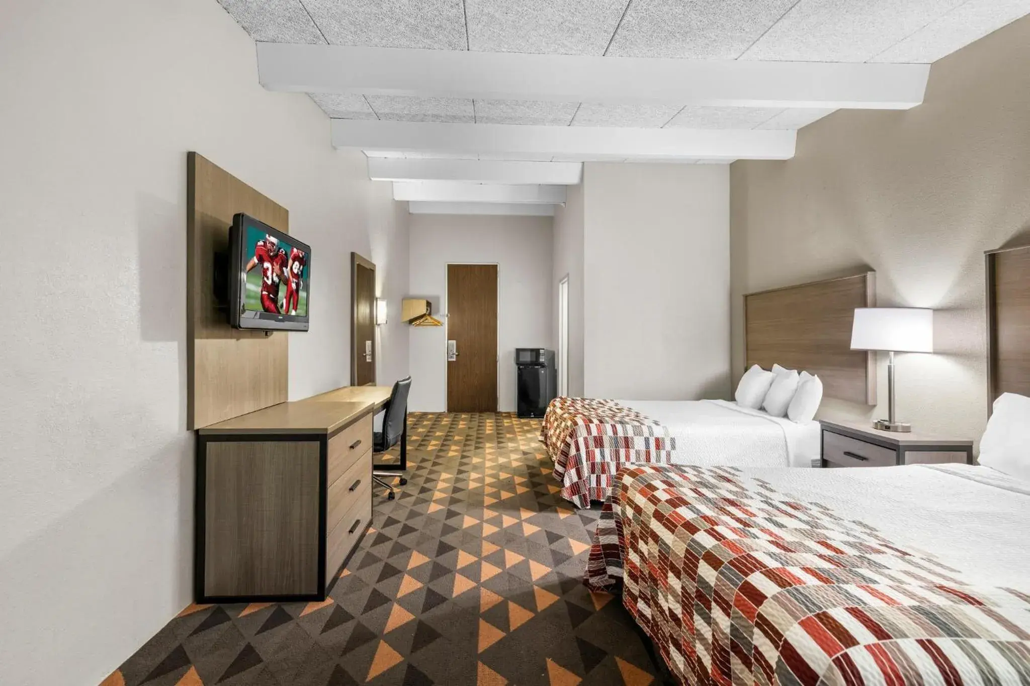 Photo of the whole room, Bed in Red Roof Inn Niagara Falls Photo of the whole room, Bed in Red Roof Inn Niagara Falls