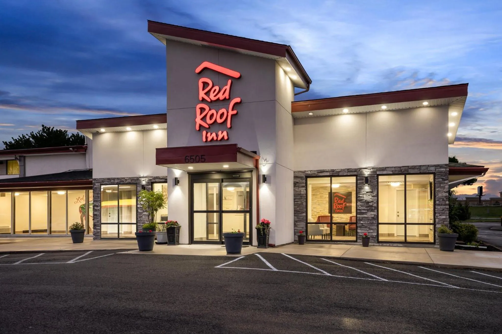 Property building in Red Roof Inn Niagara Falls