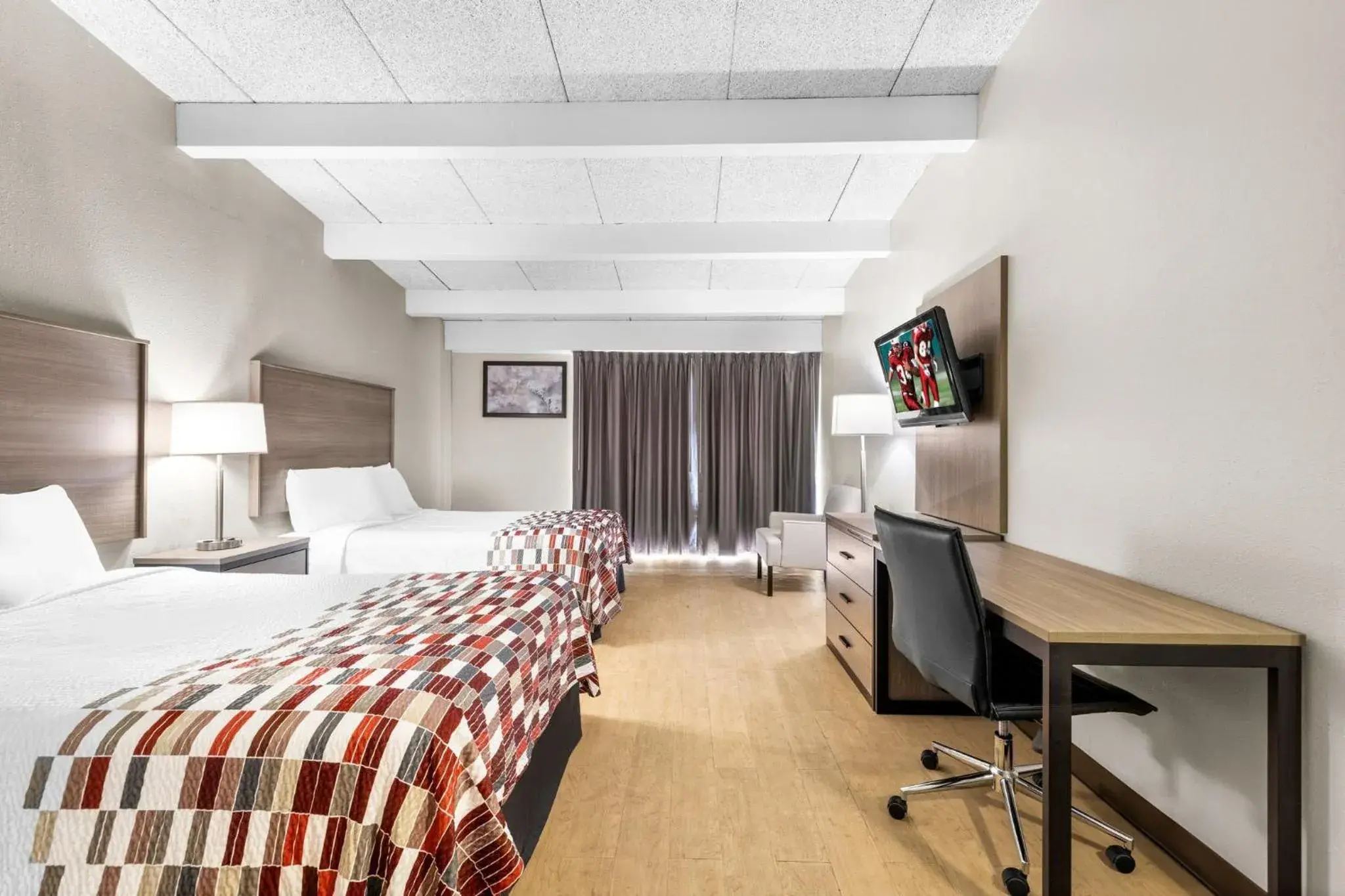 Photo of the whole room, Bed in Red Roof Inn Niagara Falls Photo of the whole room, Bed in Red Roof Inn Niagara Falls