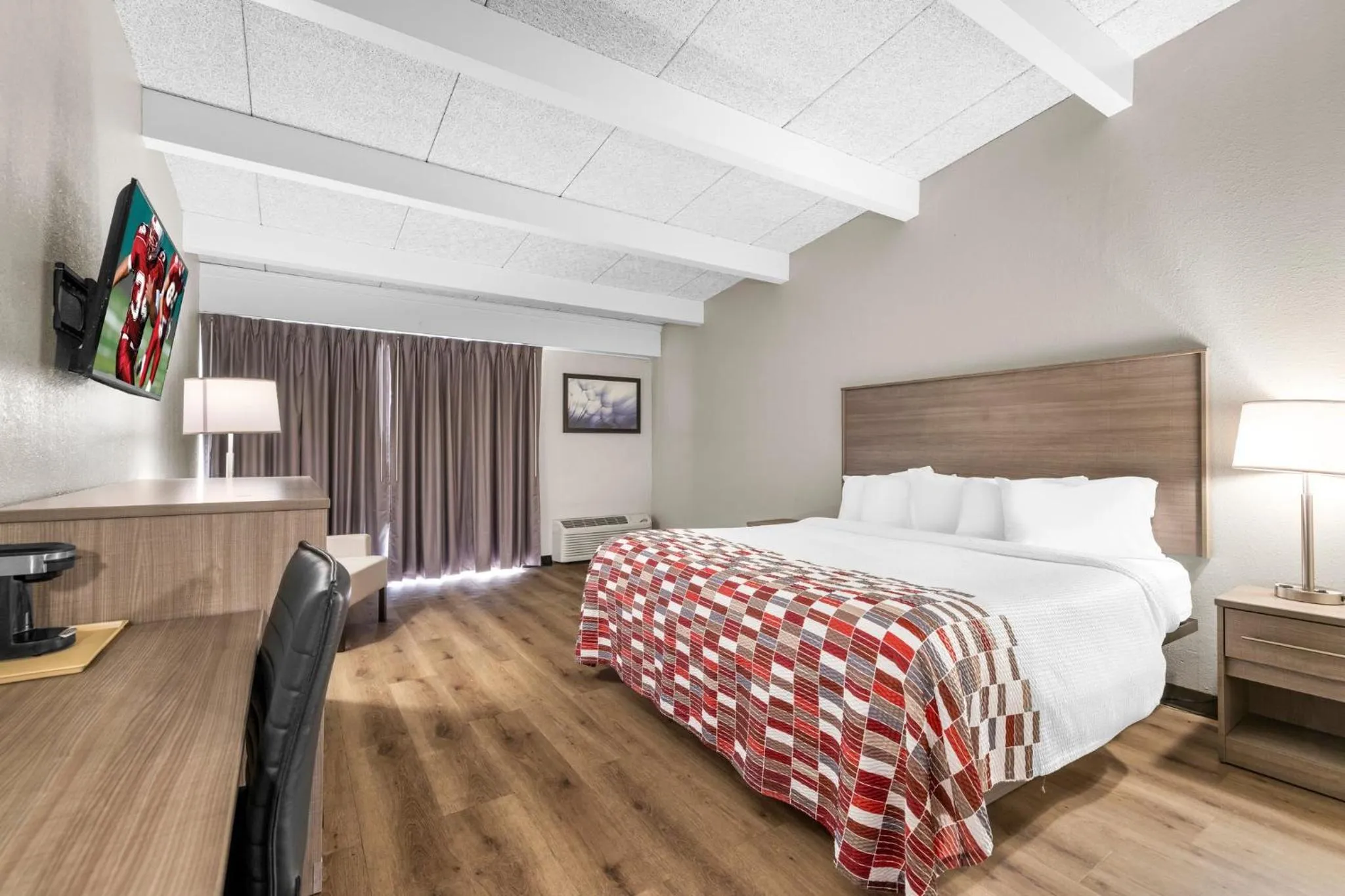 Bedroom, Bed in Red Roof Inn Niagara Falls