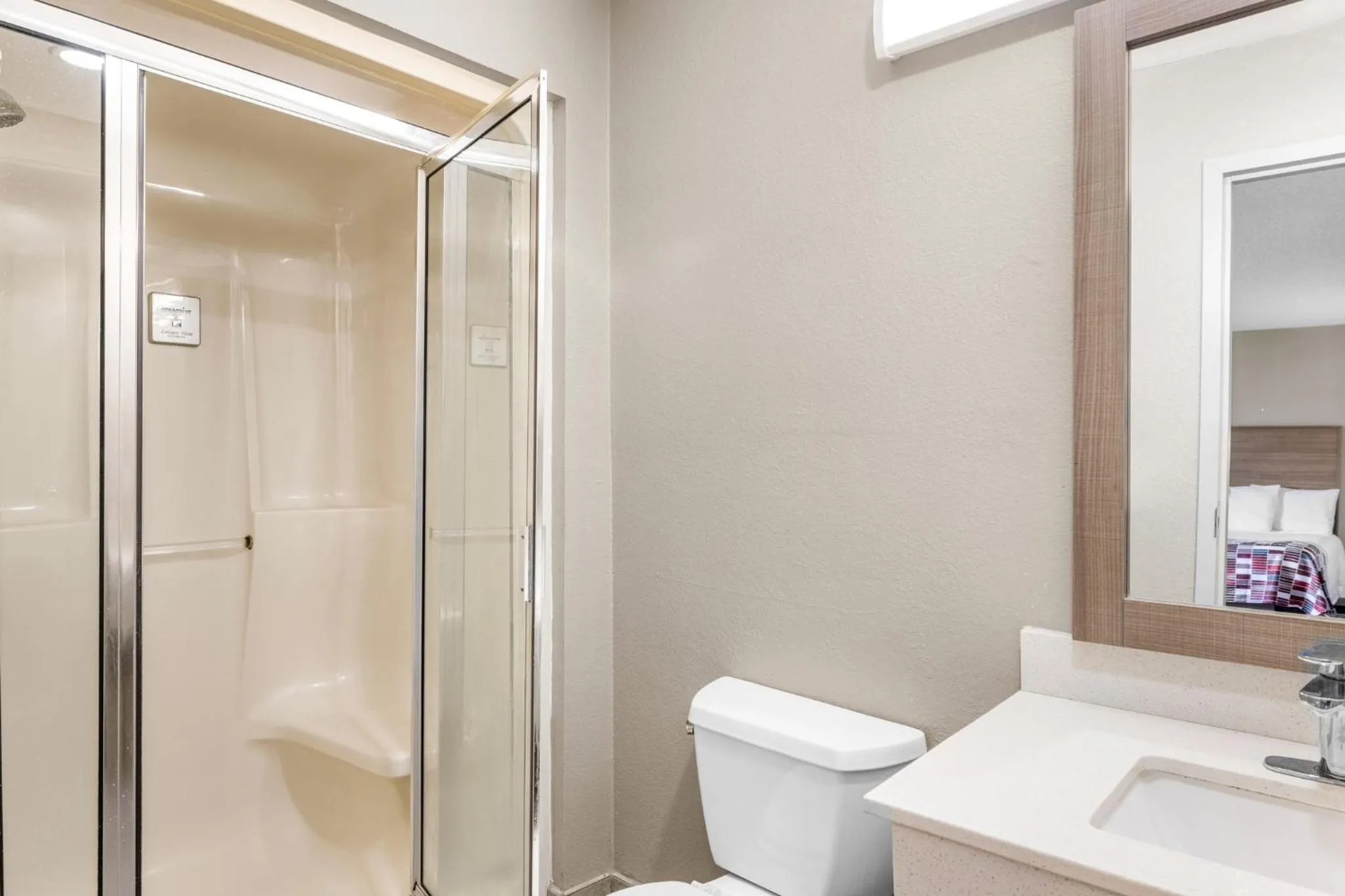 Bathroom in Red Roof Inn Niagara Falls