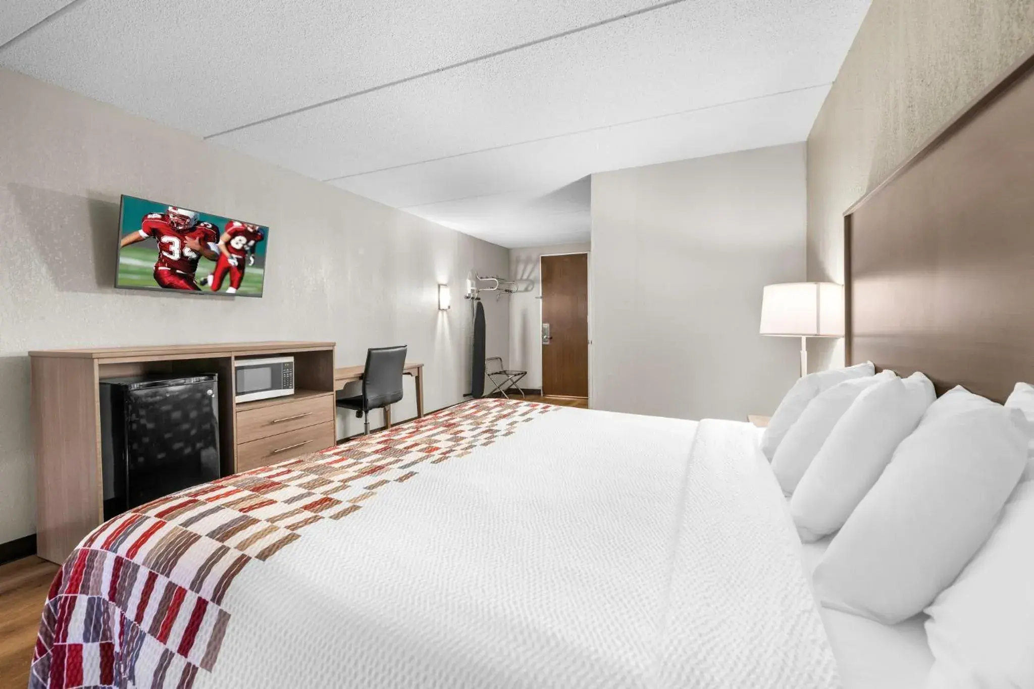 Bedroom, Bed in Red Roof Inn Niagara Falls Bedroom, Bed in Red Roof Inn Niagara Falls