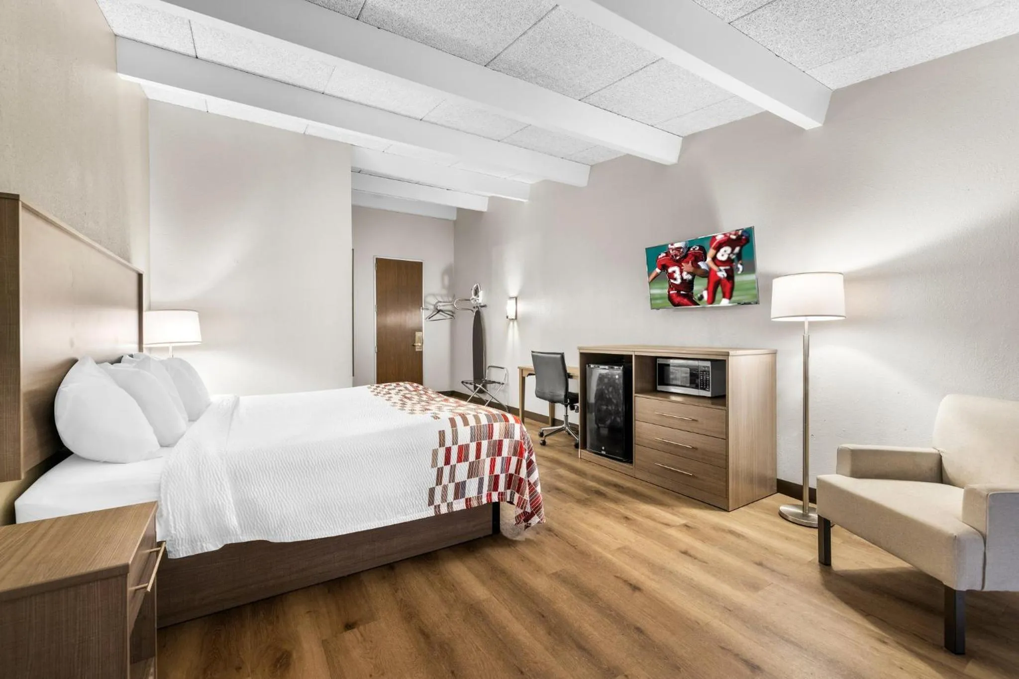 Bedroom, Bed in Red Roof Inn Niagara Falls