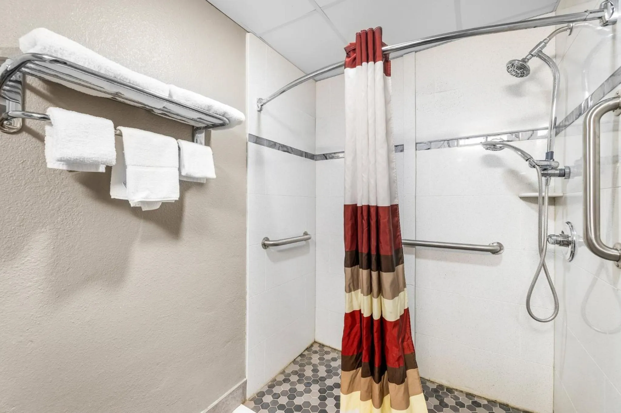 Bathroom in Red Roof Inn Niagara Falls