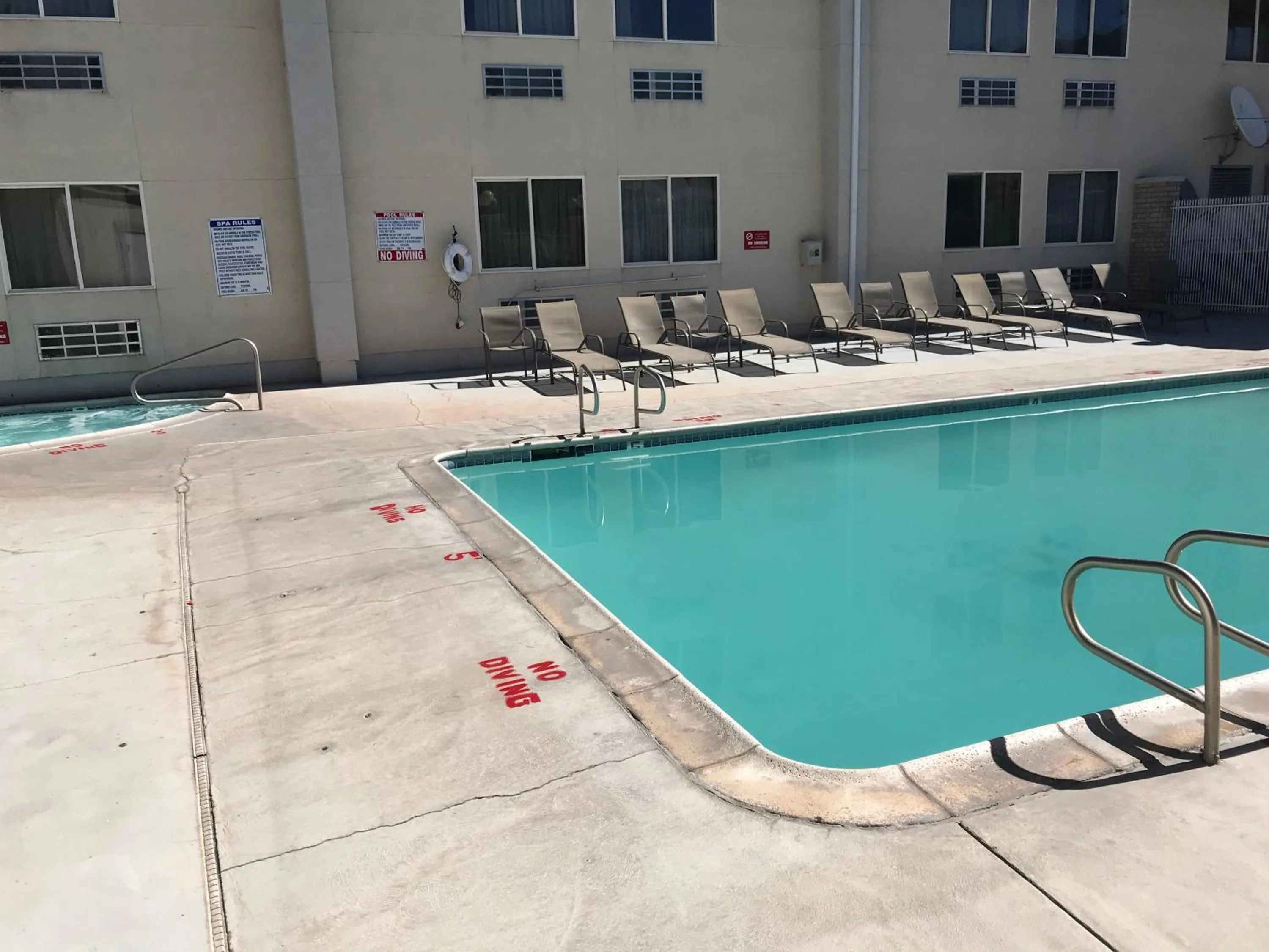 Swimming pool in Americas Best Value Inn Cedar City