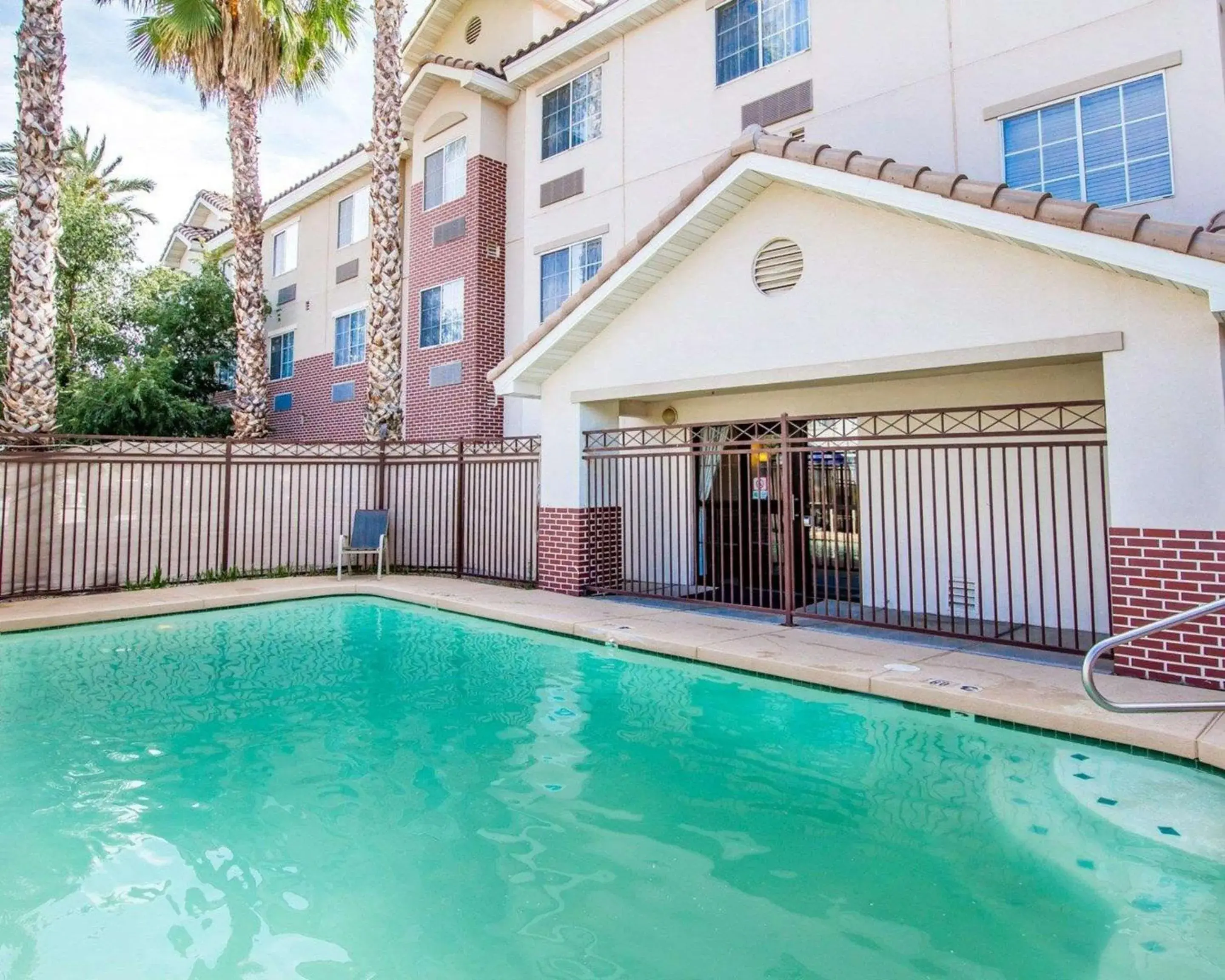 Swimming pool in Quality Inn Chandler I-10 Swimming pool in Quality Inn Chandler I-10