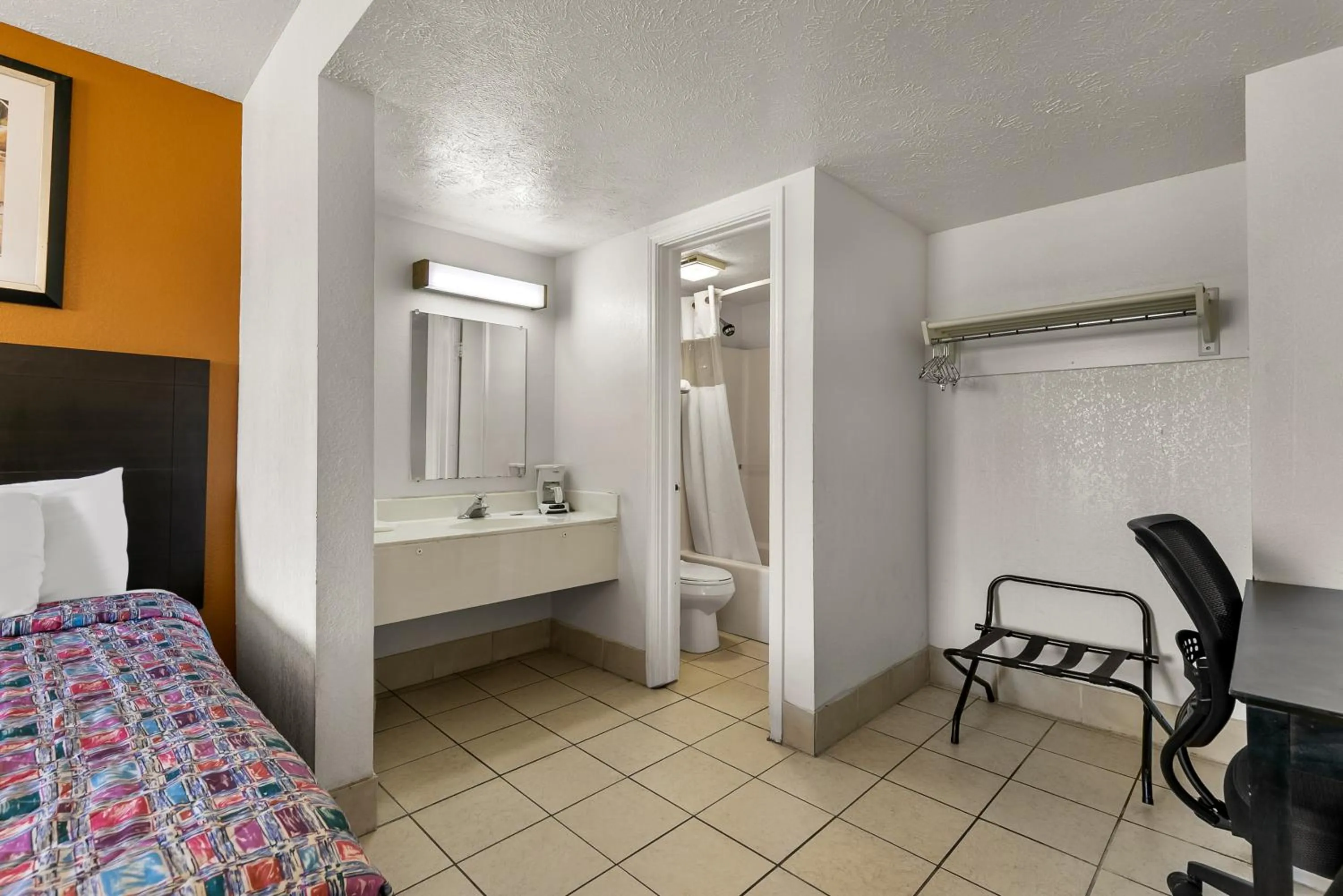 Bed in Americas Best Value Inn - Lincoln