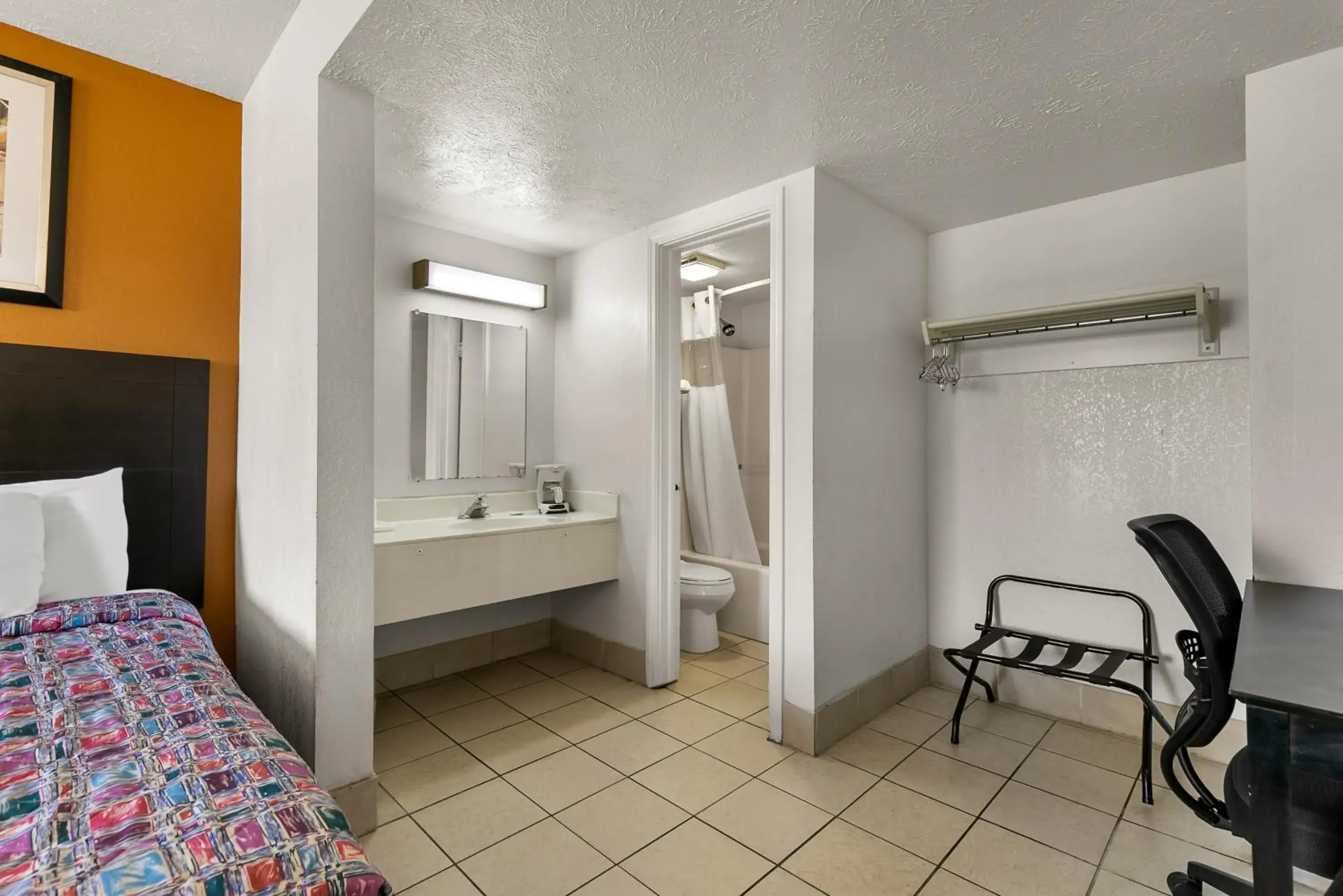 Bed in Americas Best Value Inn - Lincoln Bed in Americas Best Value Inn - Lincoln