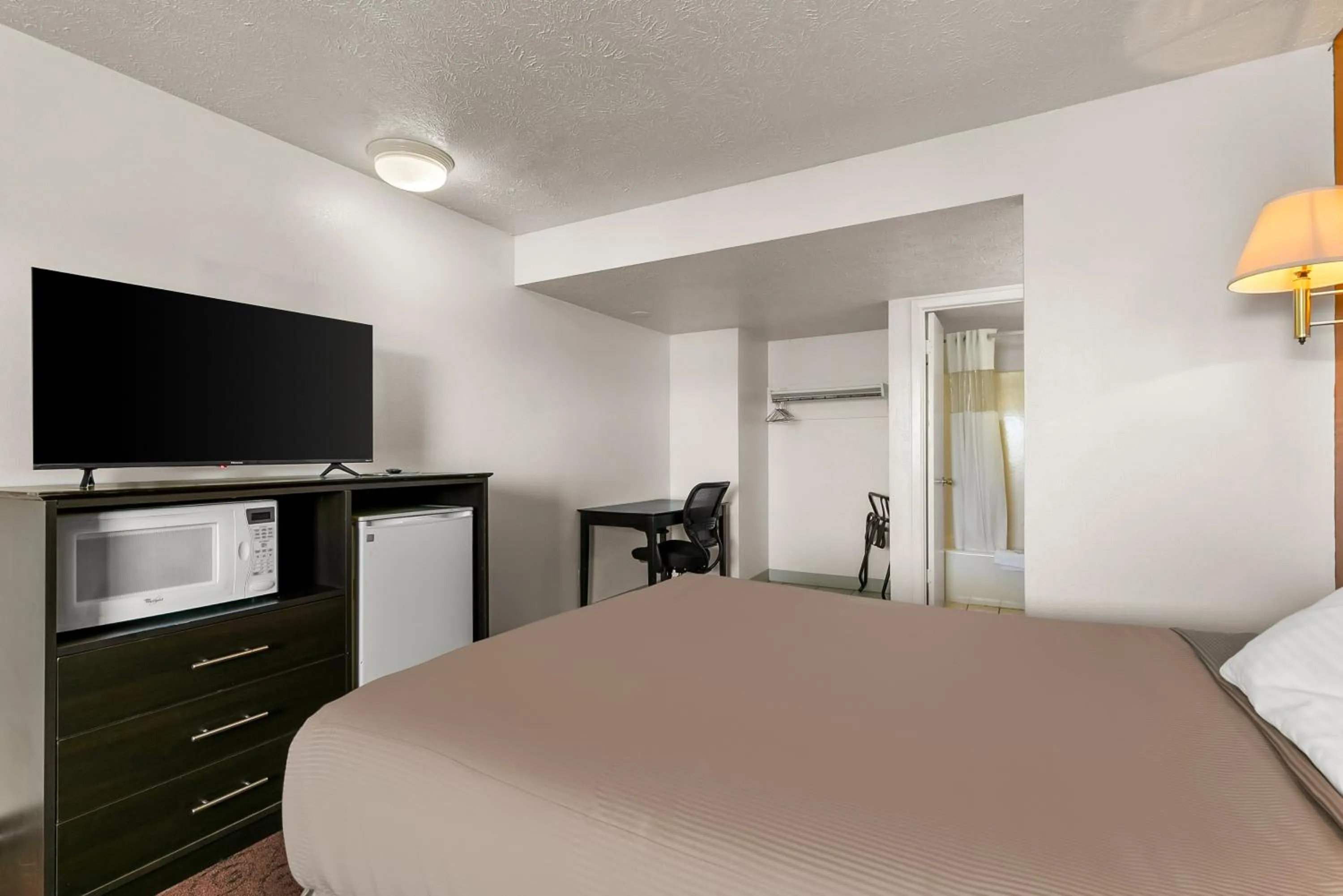 Bed in Americas Best Value Inn - Lincoln