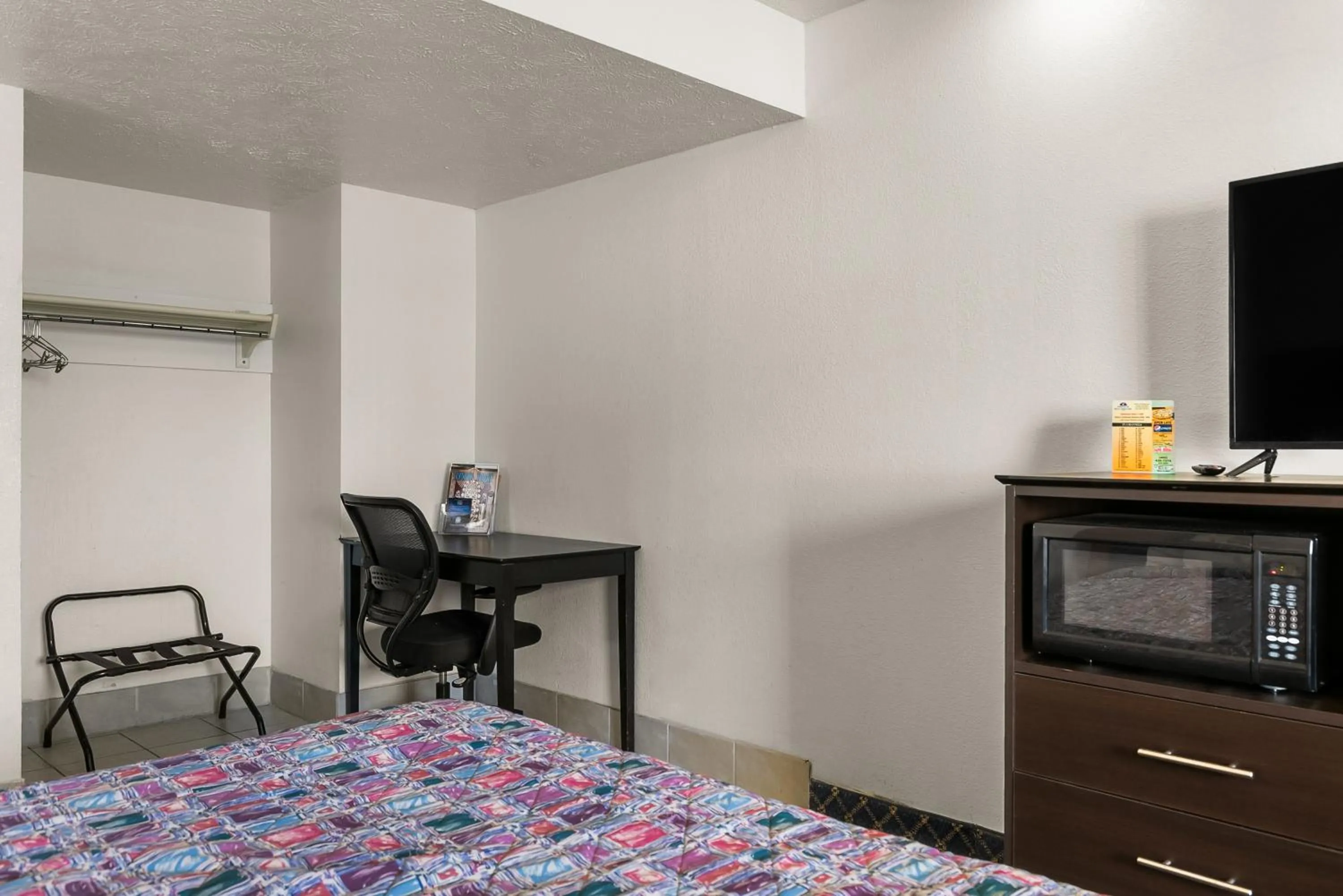 TV and multimedia, Bed in Americas Best Value Inn - Lincoln