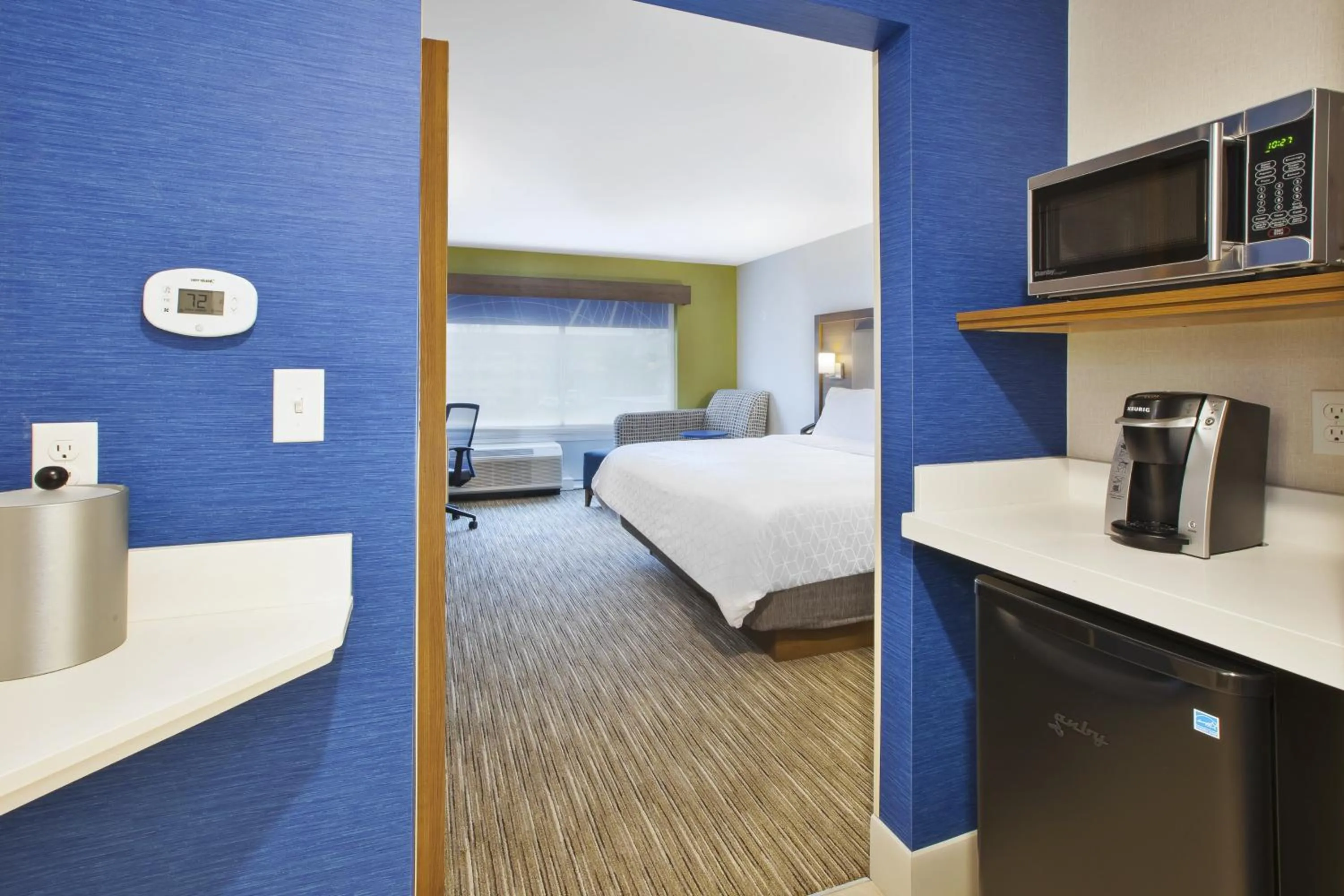 Photo of the whole room, Bed in Holiday Inn Express & Suites Grand Rapids Airport North by IHG