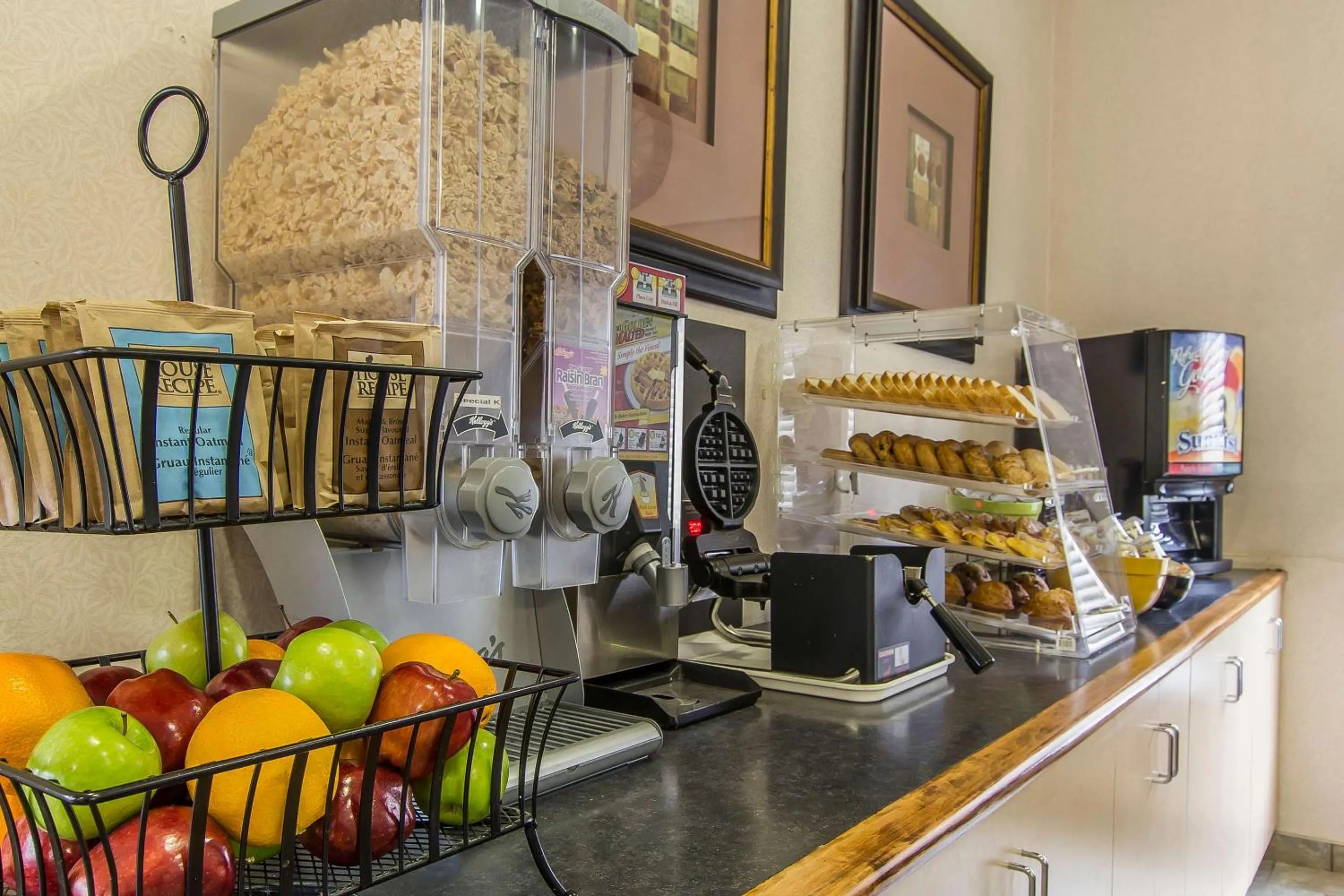 Breakfast in Econo Lodge Inn & Suites