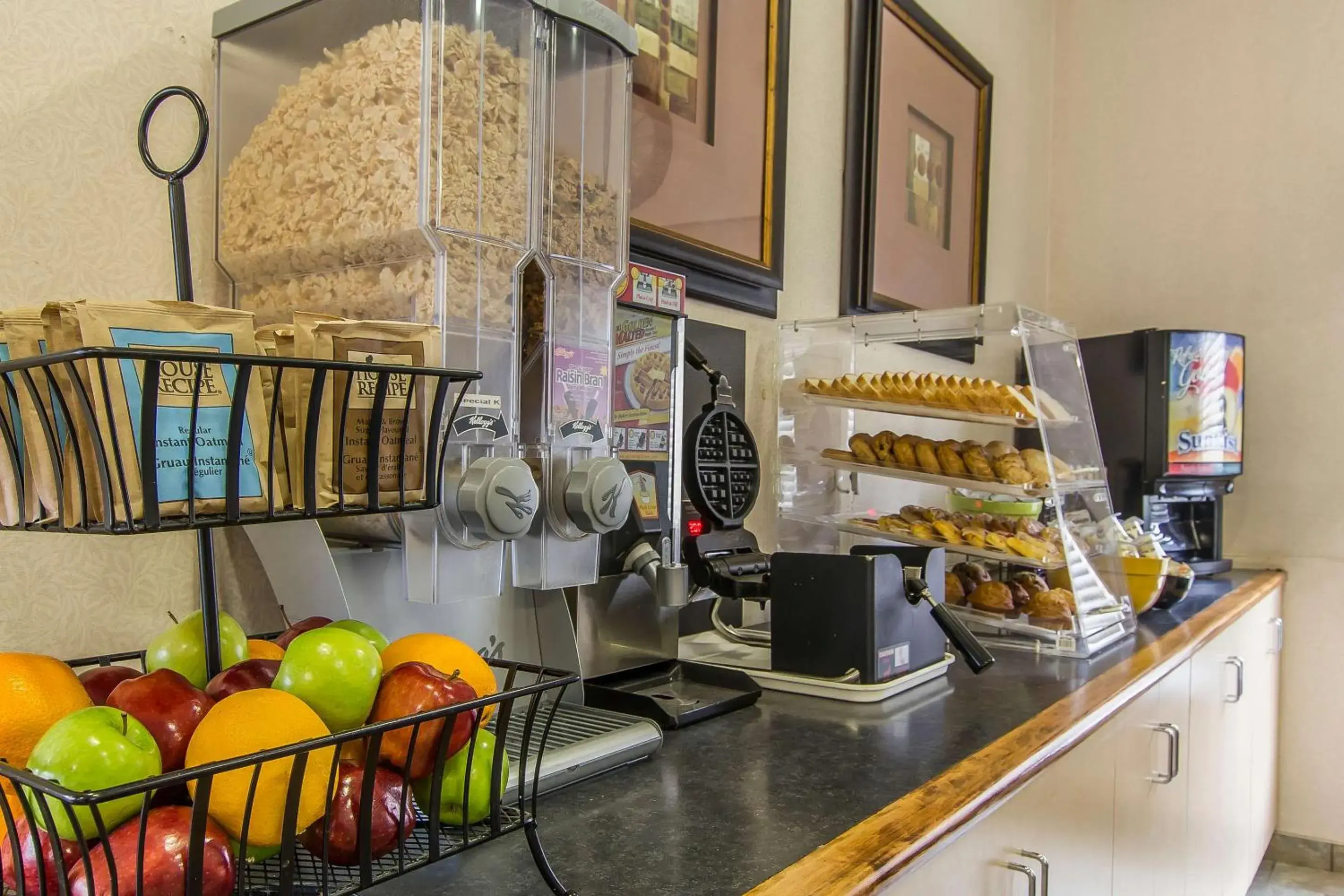 Breakfast in Econo Lodge Inn & Suites Breakfast in Econo Lodge Inn & Suites