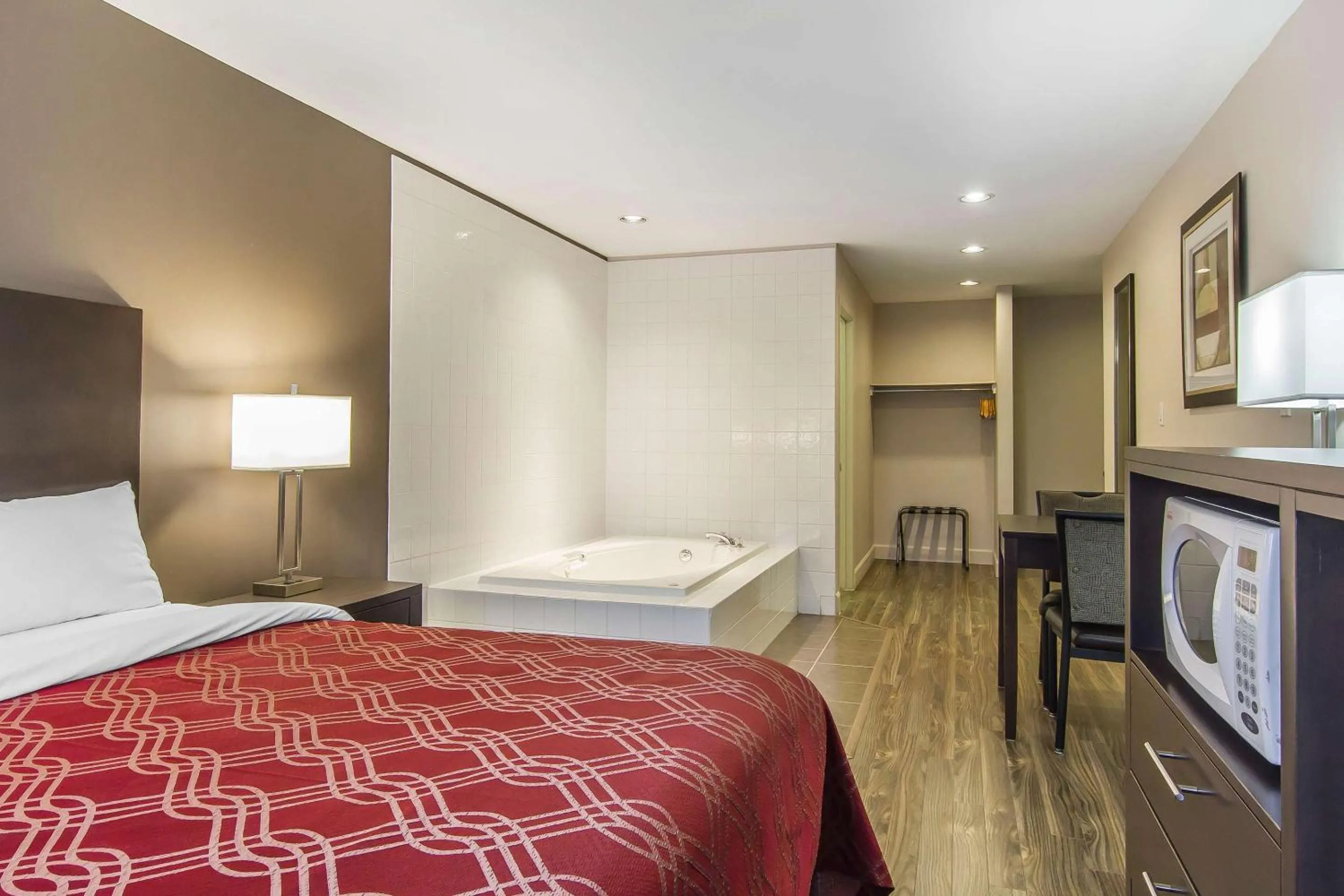 Bedroom, Bed in Econo Lodge Inn & Suites