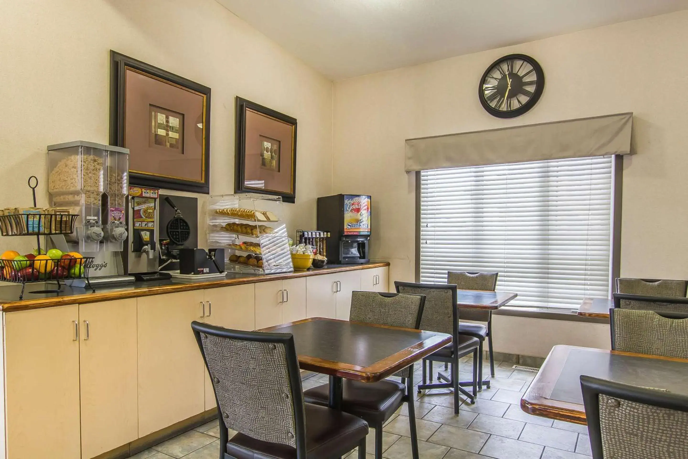 Breakfast in Econo Lodge Inn & Suites Breakfast in Econo Lodge Inn & Suites