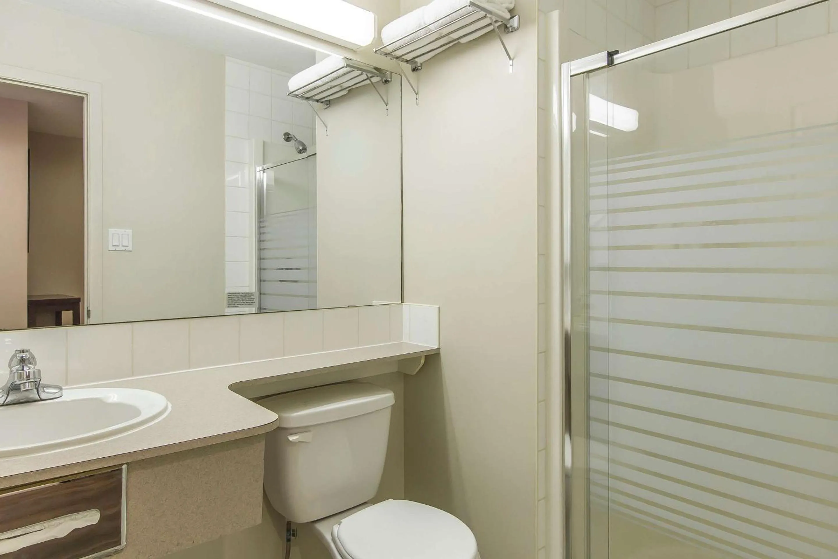 Bedroom in Econo Lodge Inn & Suites