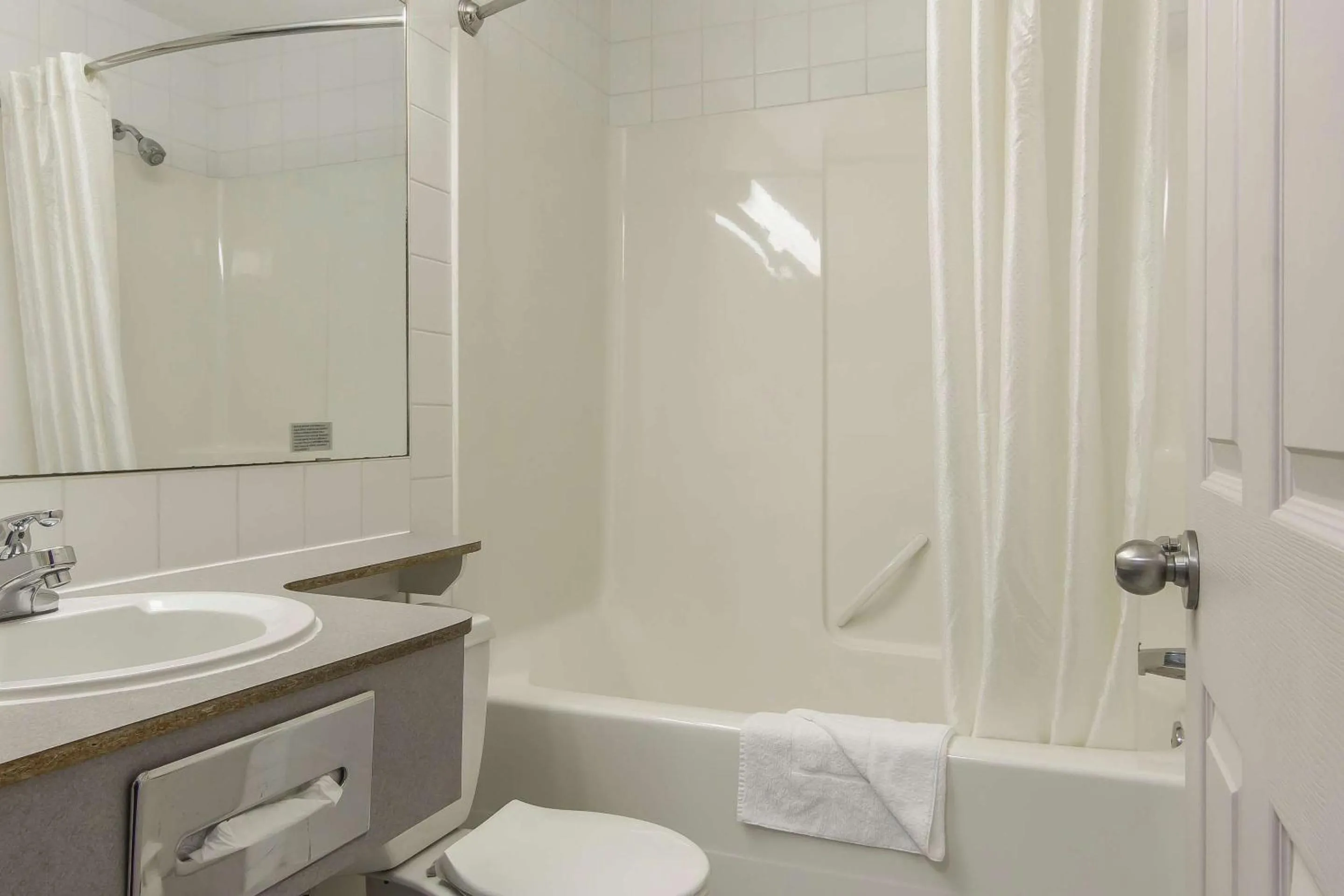 Bedroom in Econo Lodge Inn & Suites