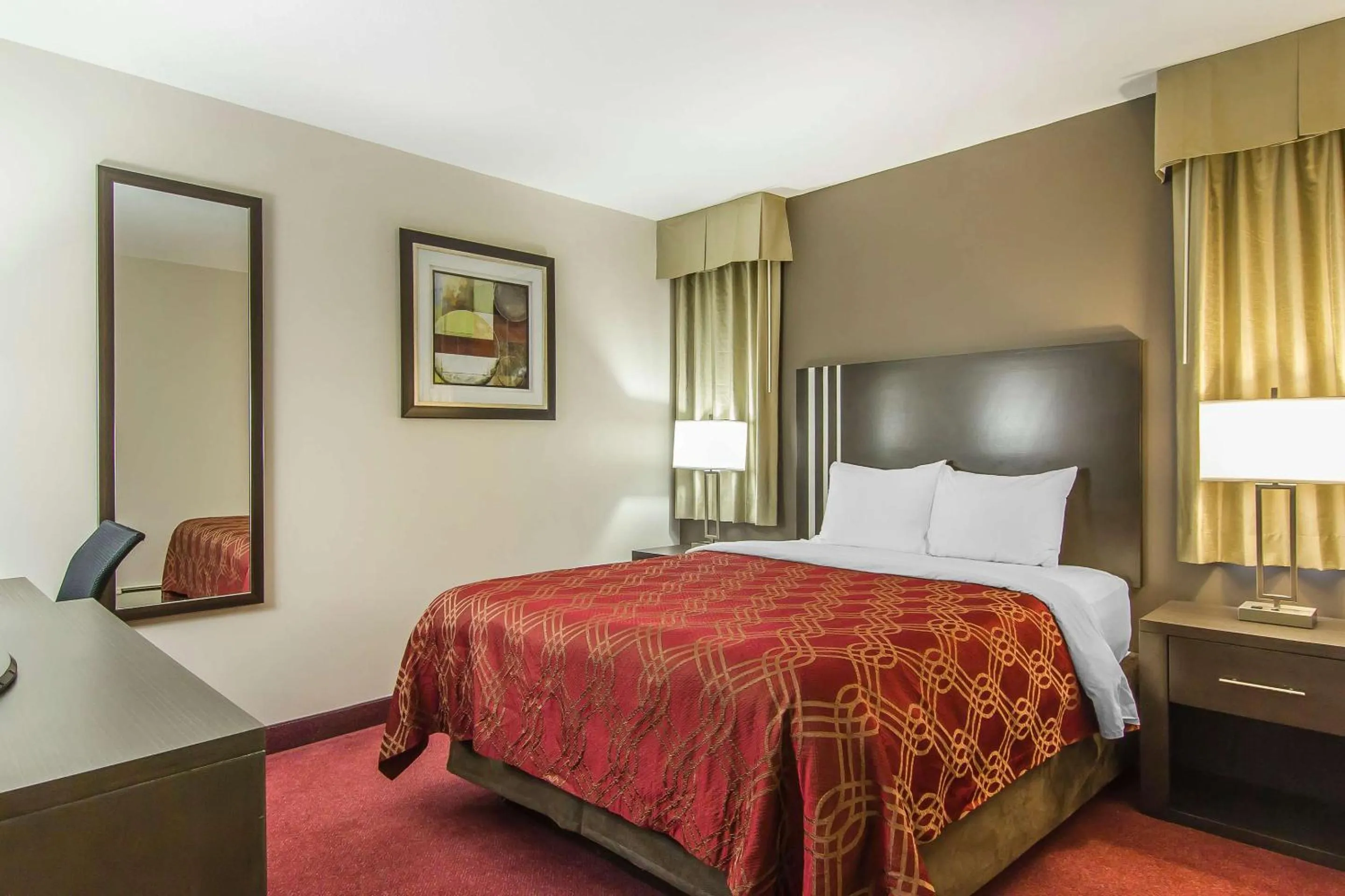 Bedroom, Bed in Econo Lodge Inn & Suites