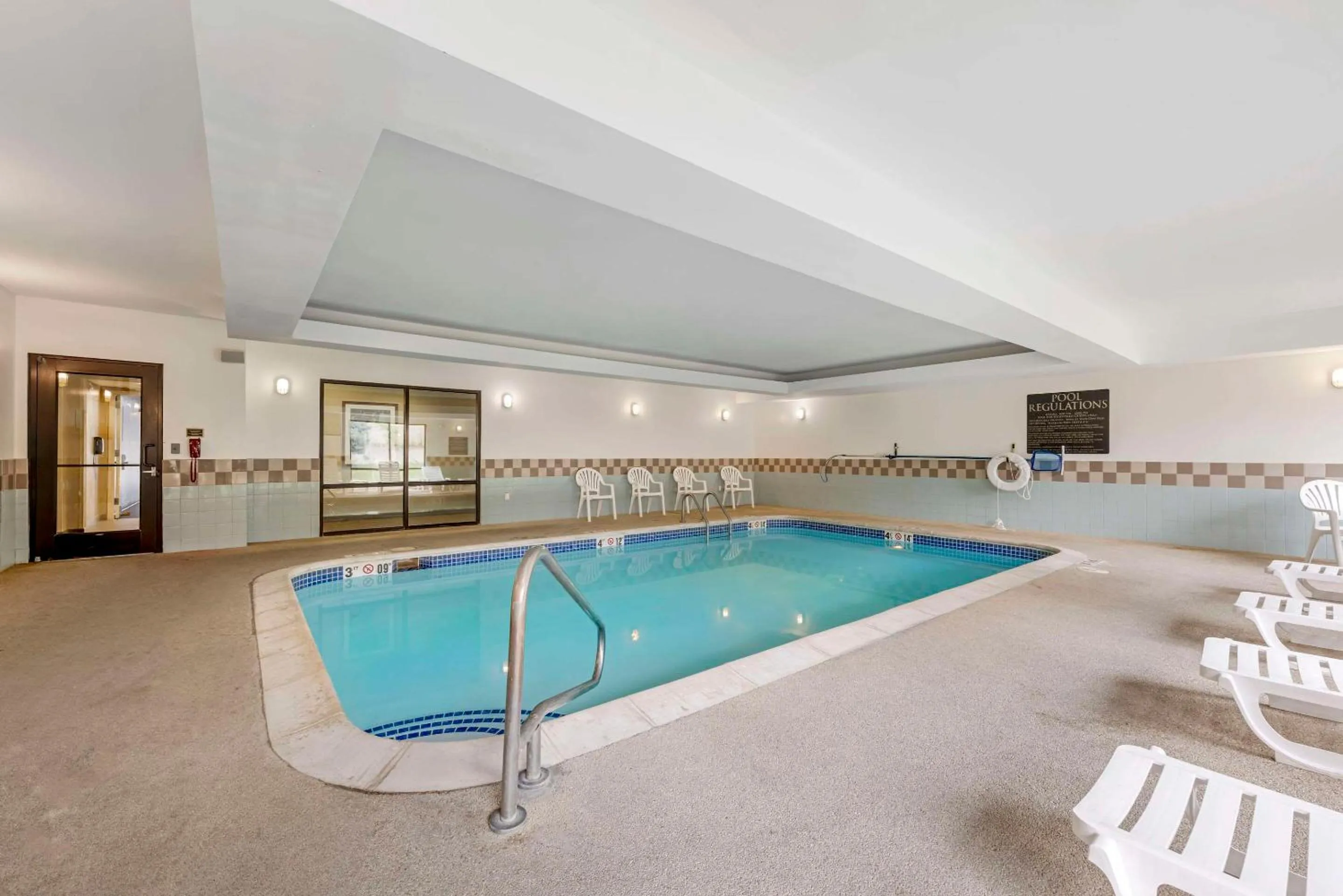 Swimming pool in Comfort Suites East Lincoln - Mall Area
