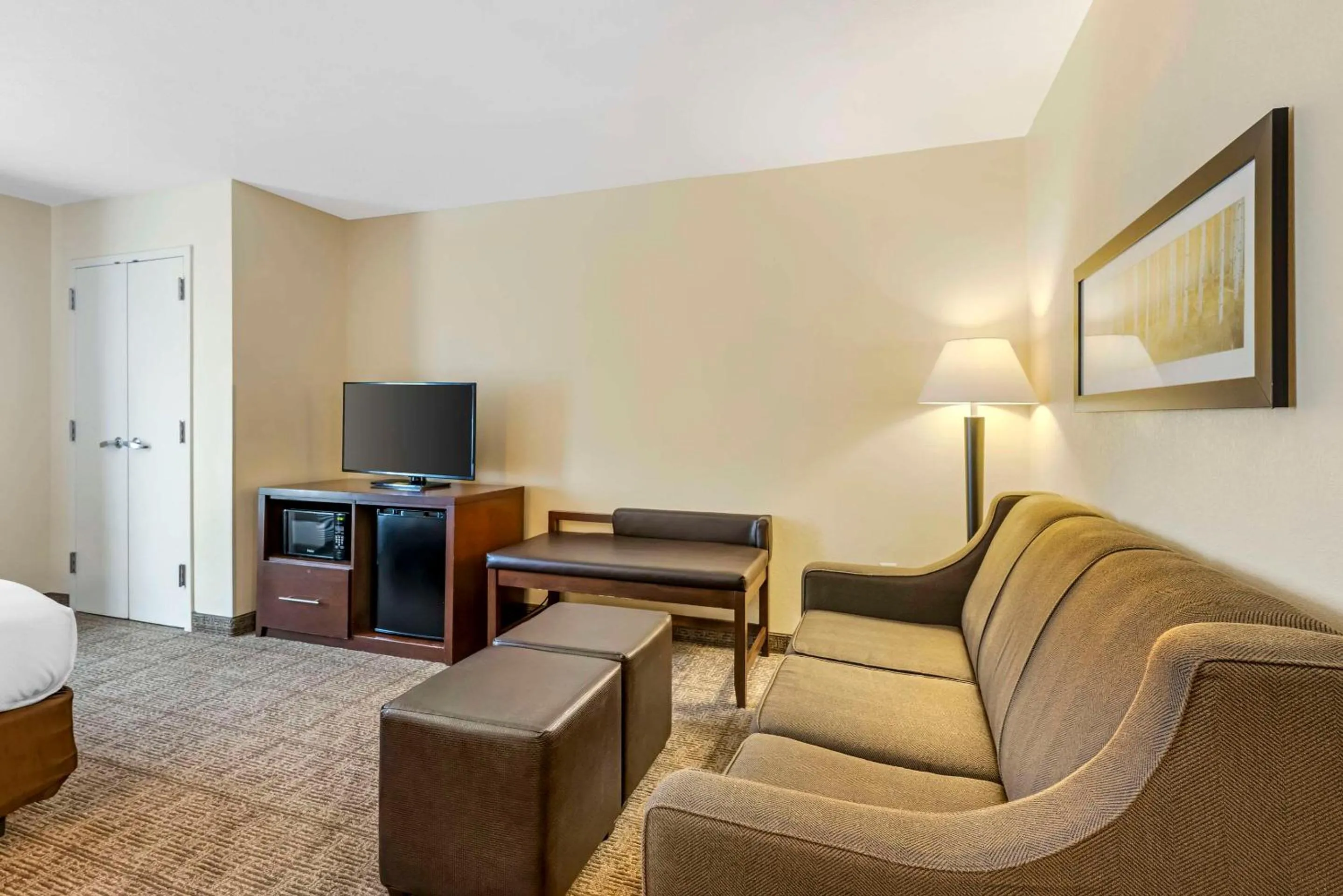 Bedroom in Comfort Suites East Lincoln - Mall Area