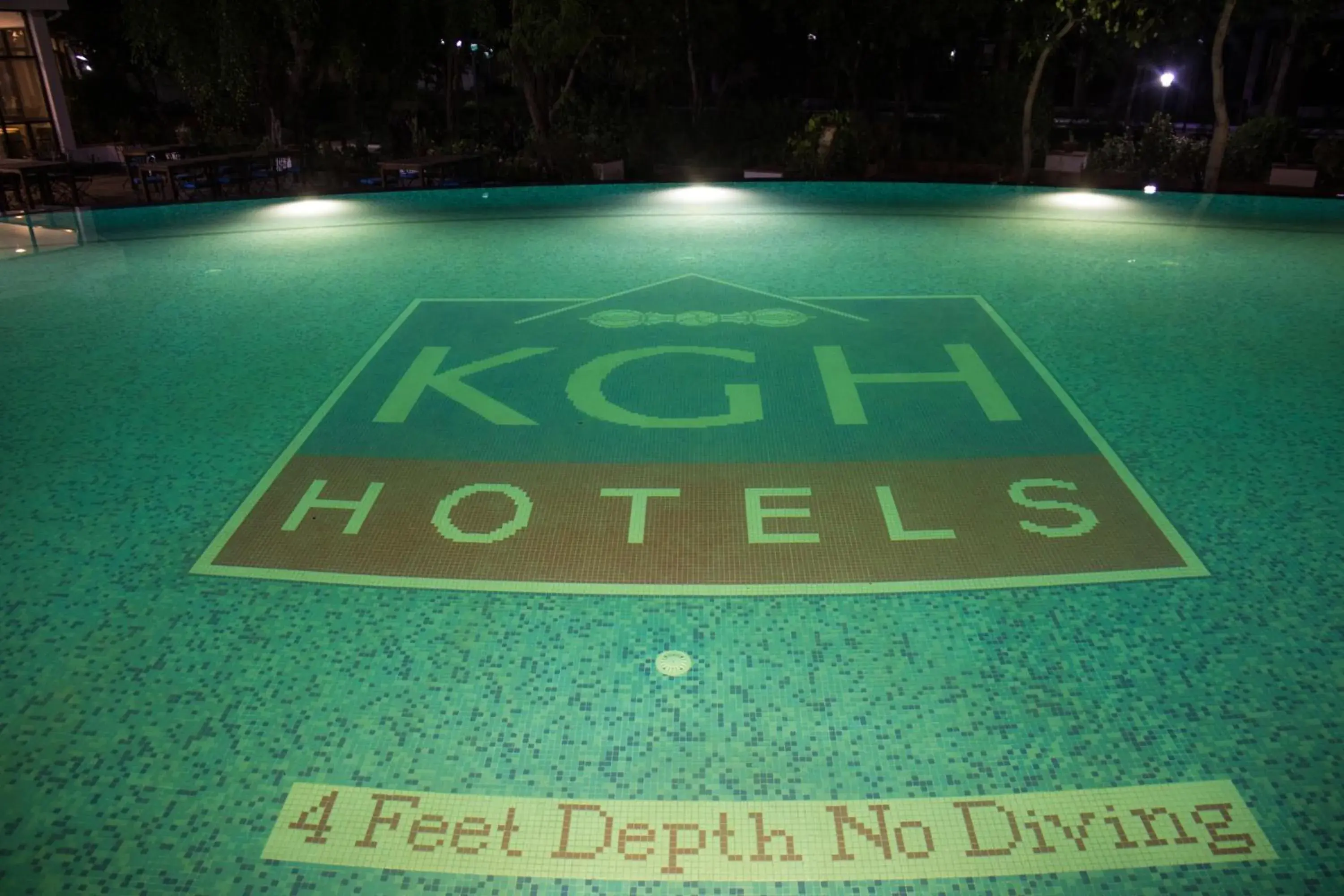 Swimming pool in Buddha Maya Garden by KGH Group Swimming pool in Buddha Maya Garden by KGH Group