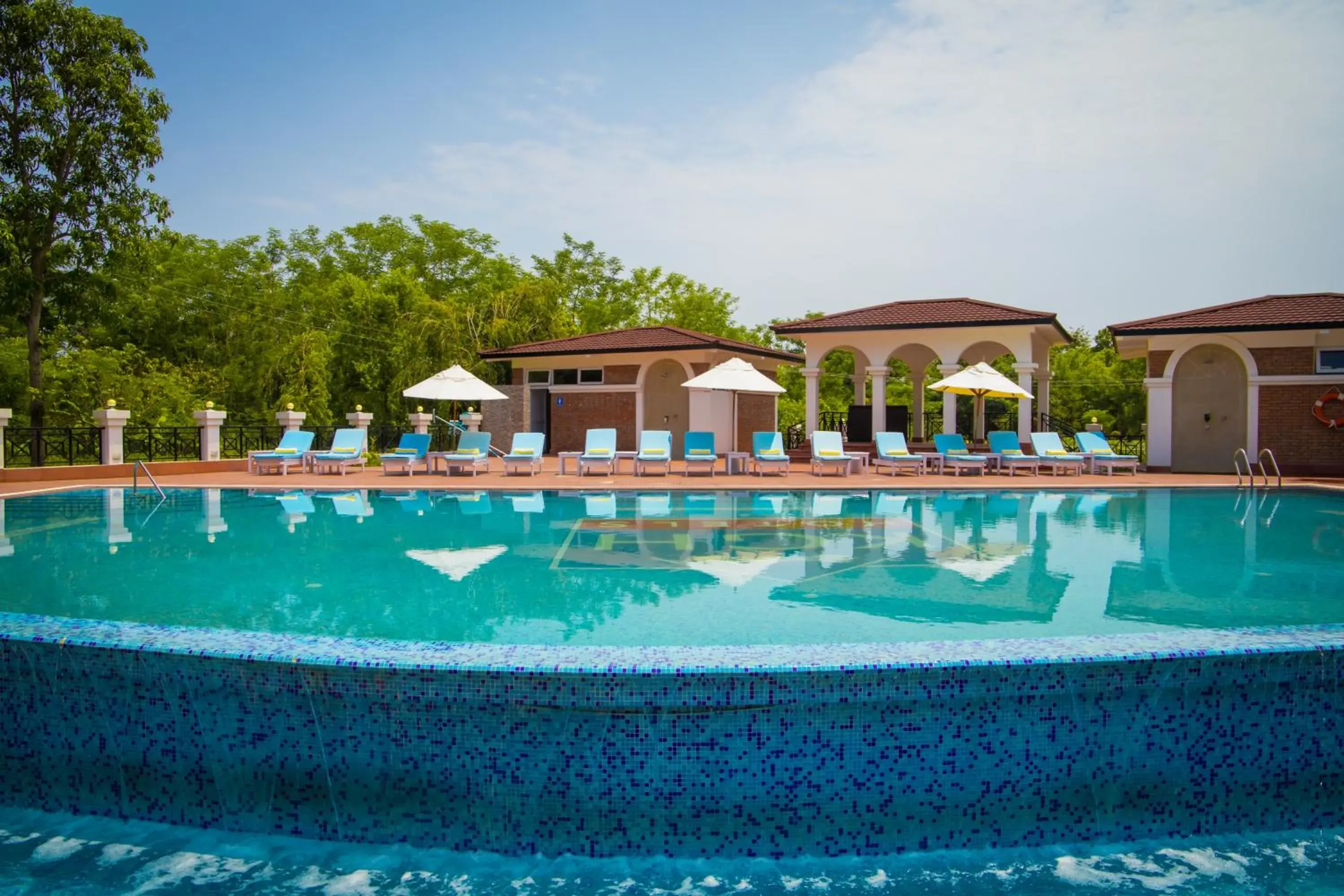 Swimming pool in Buddha Maya Garden by KGH Group Swimming pool in Buddha Maya Garden by KGH Group