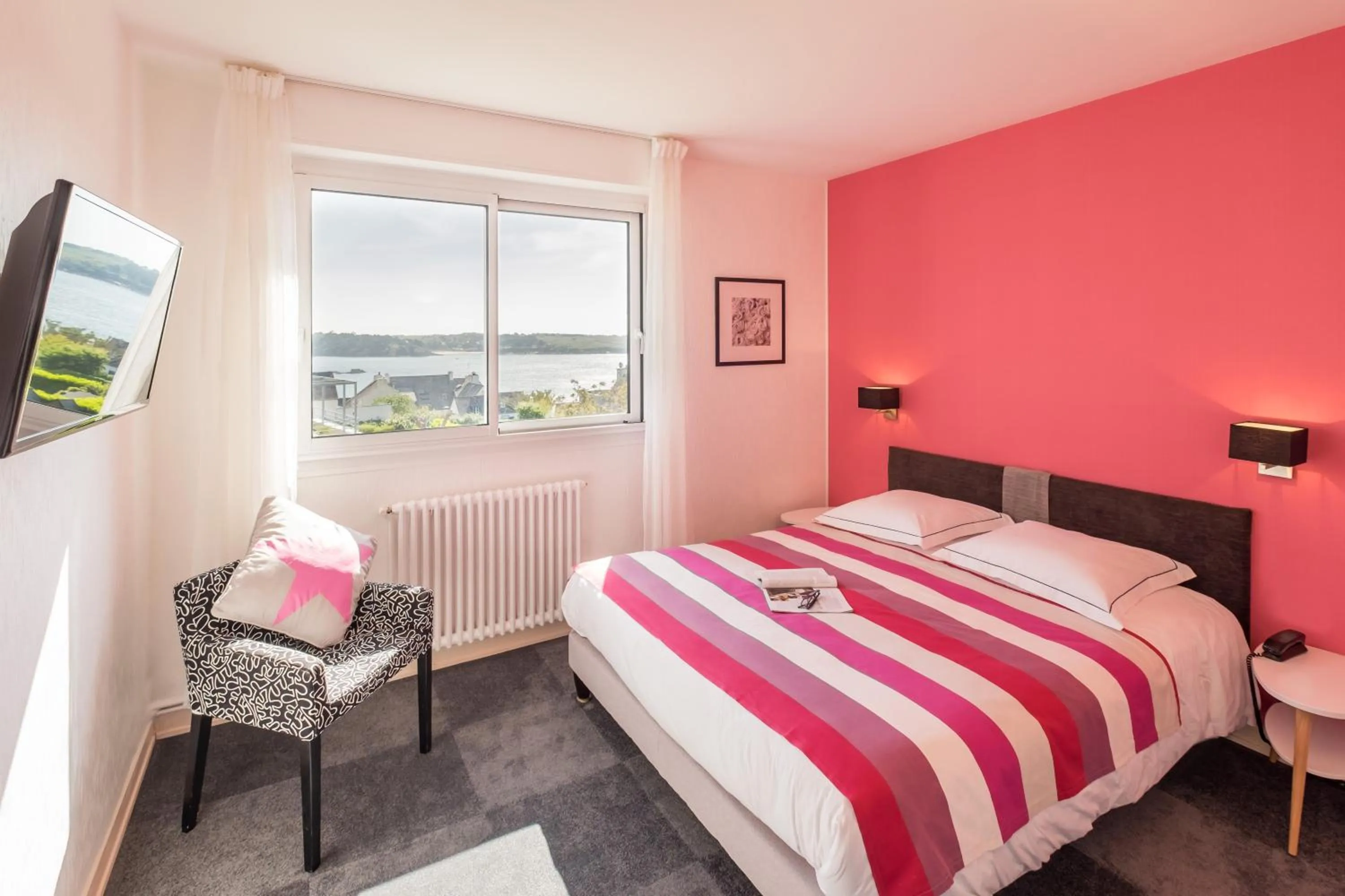 Photo of the whole room, Bed in Hôtel Du Port Et De L'aven