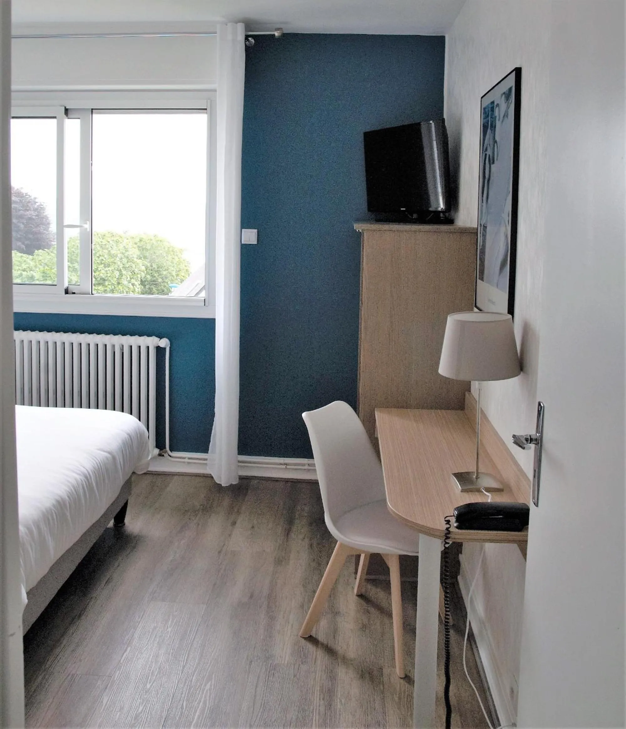 Bedroom, Bed in Hôtel Du Port Et De L'aven