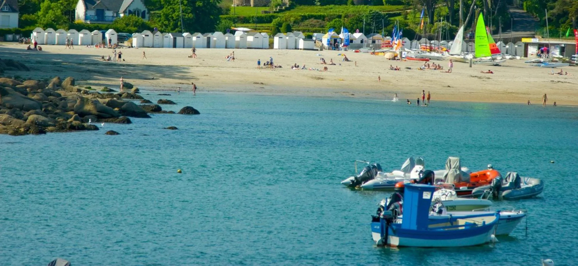 Beach in Hôtel Du Port Et De L'aven