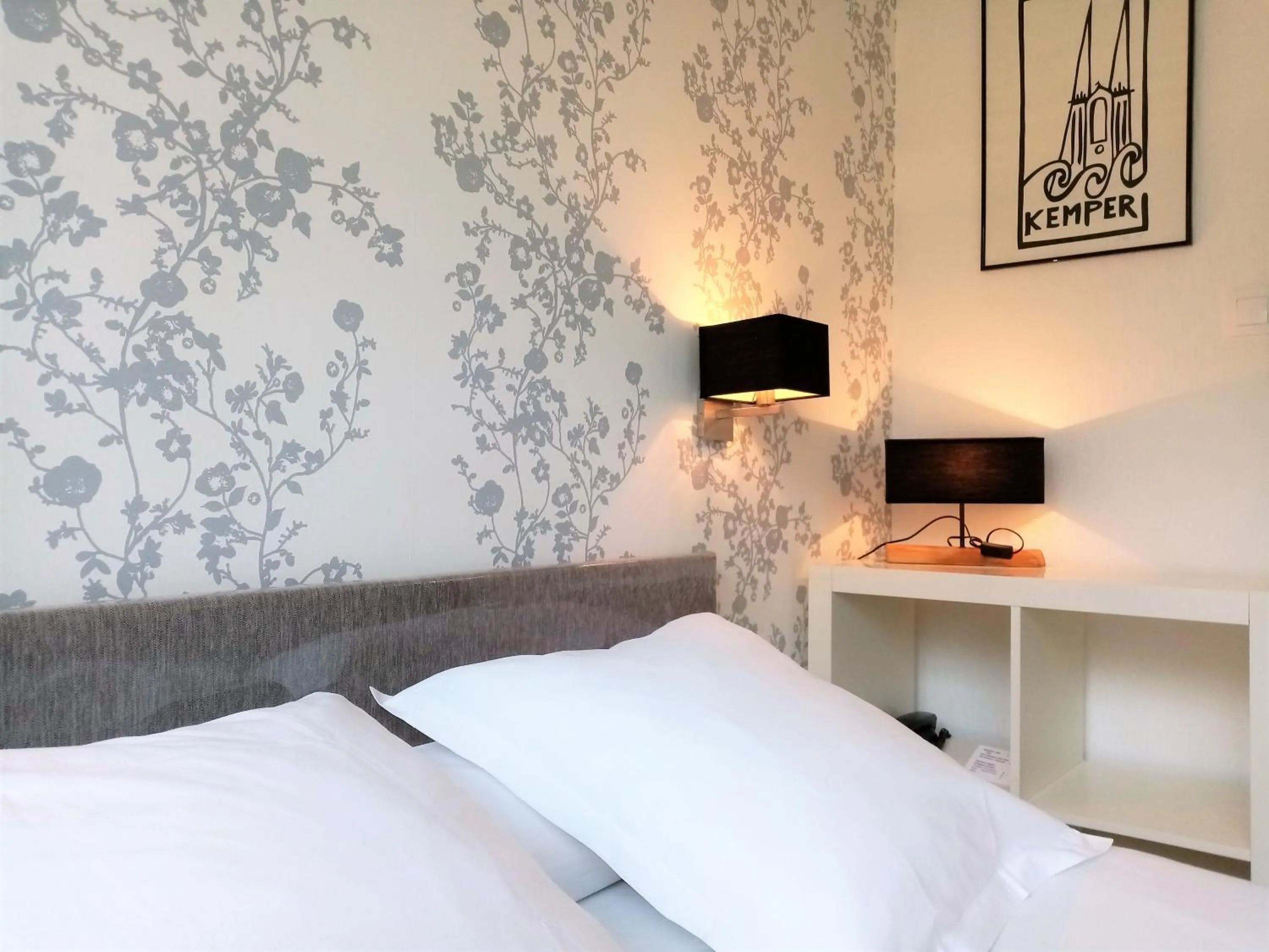 Decorative detail, Bed in Hôtel Du Port Et De L'aven