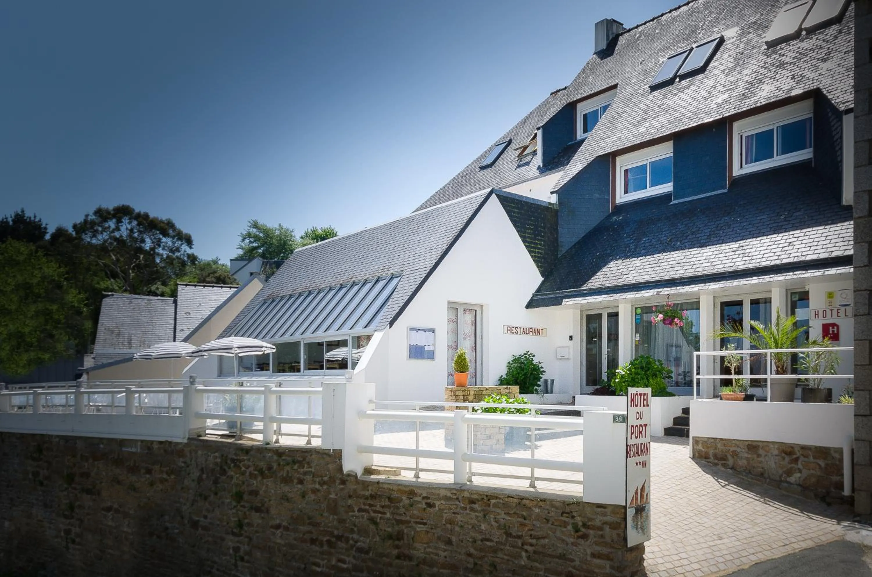 Property building in Hôtel Du Port Et De L'aven