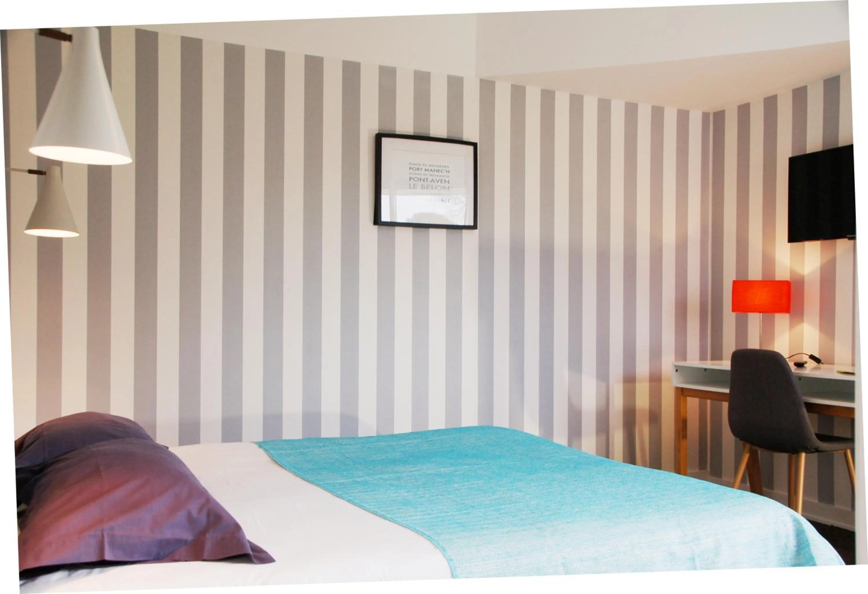 Photo of the whole room, Bed in Hôtel Du Port Et De L'aven