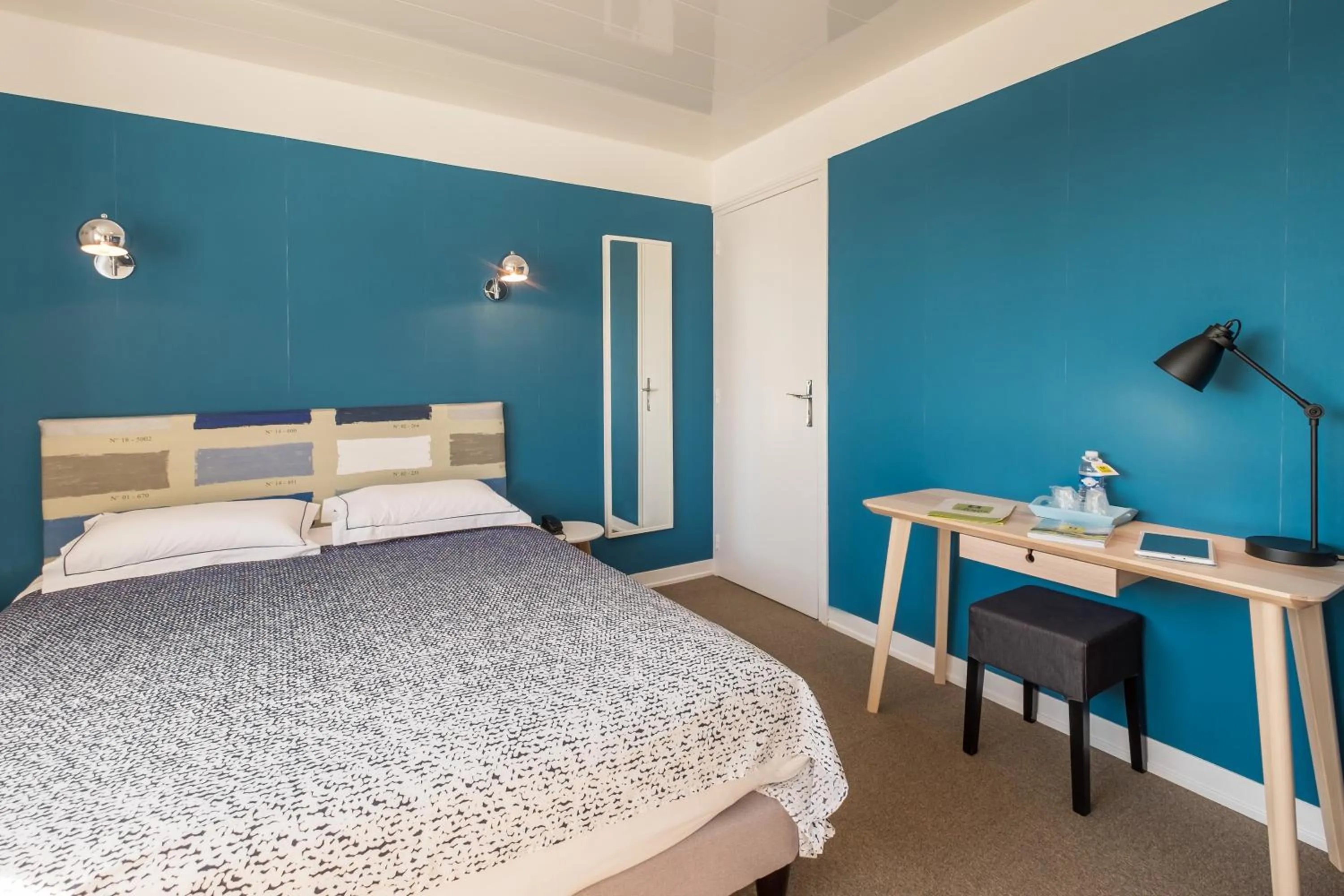 Photo of the whole room, Bed in Hôtel Du Port Et De L'aven