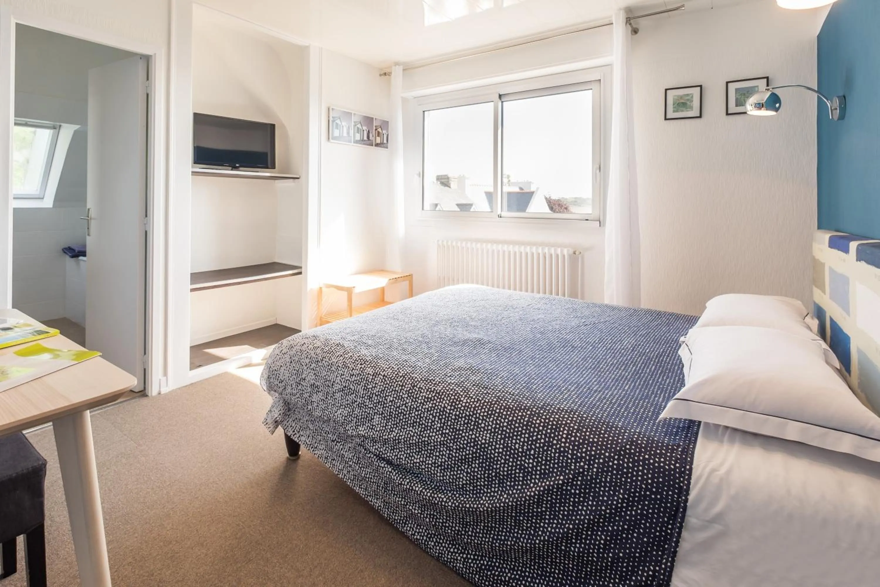 Photo of the whole room, Bed in Hôtel Du Port Et De L'aven