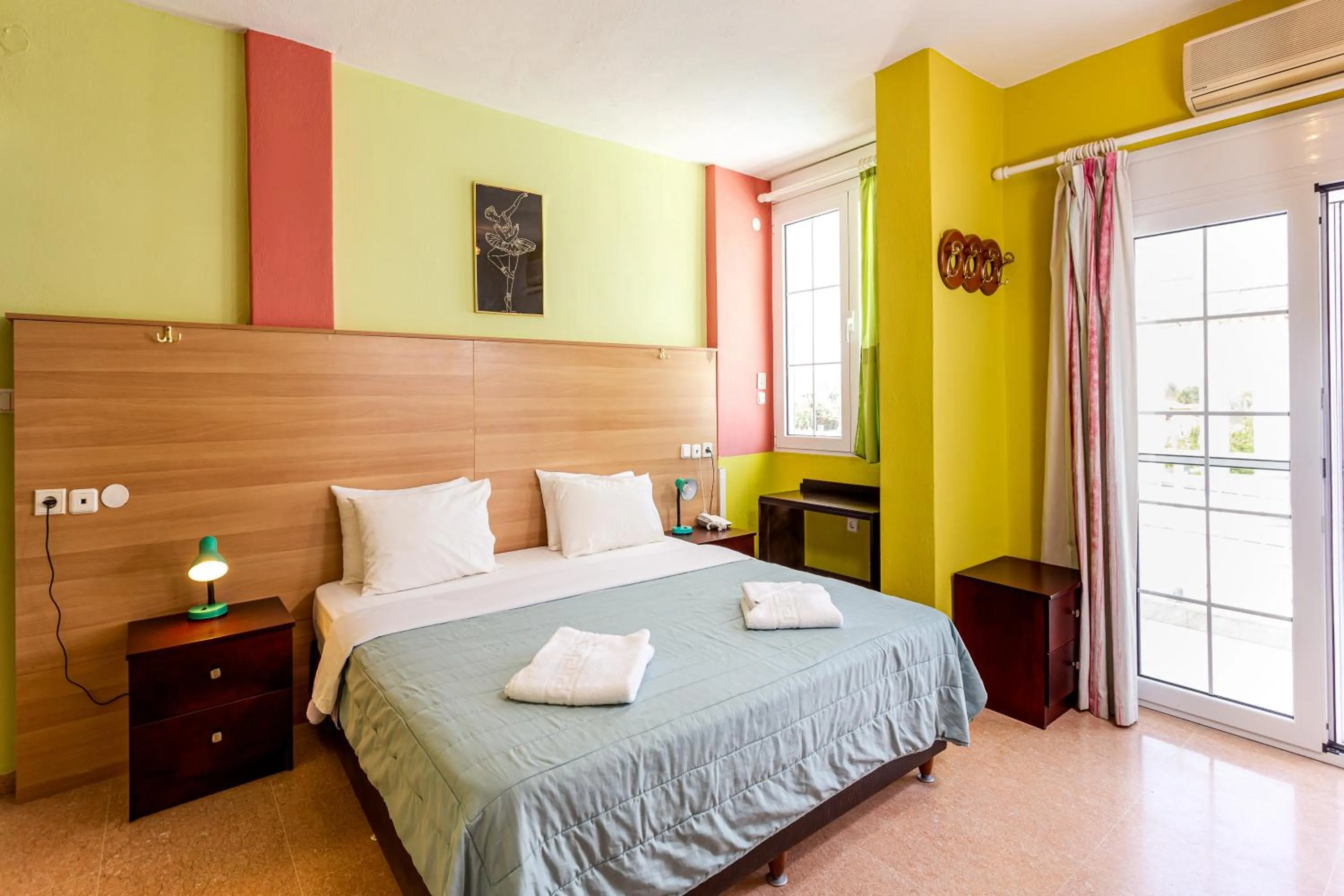 Photo of the whole room, Bed in Melissa Gold Coast