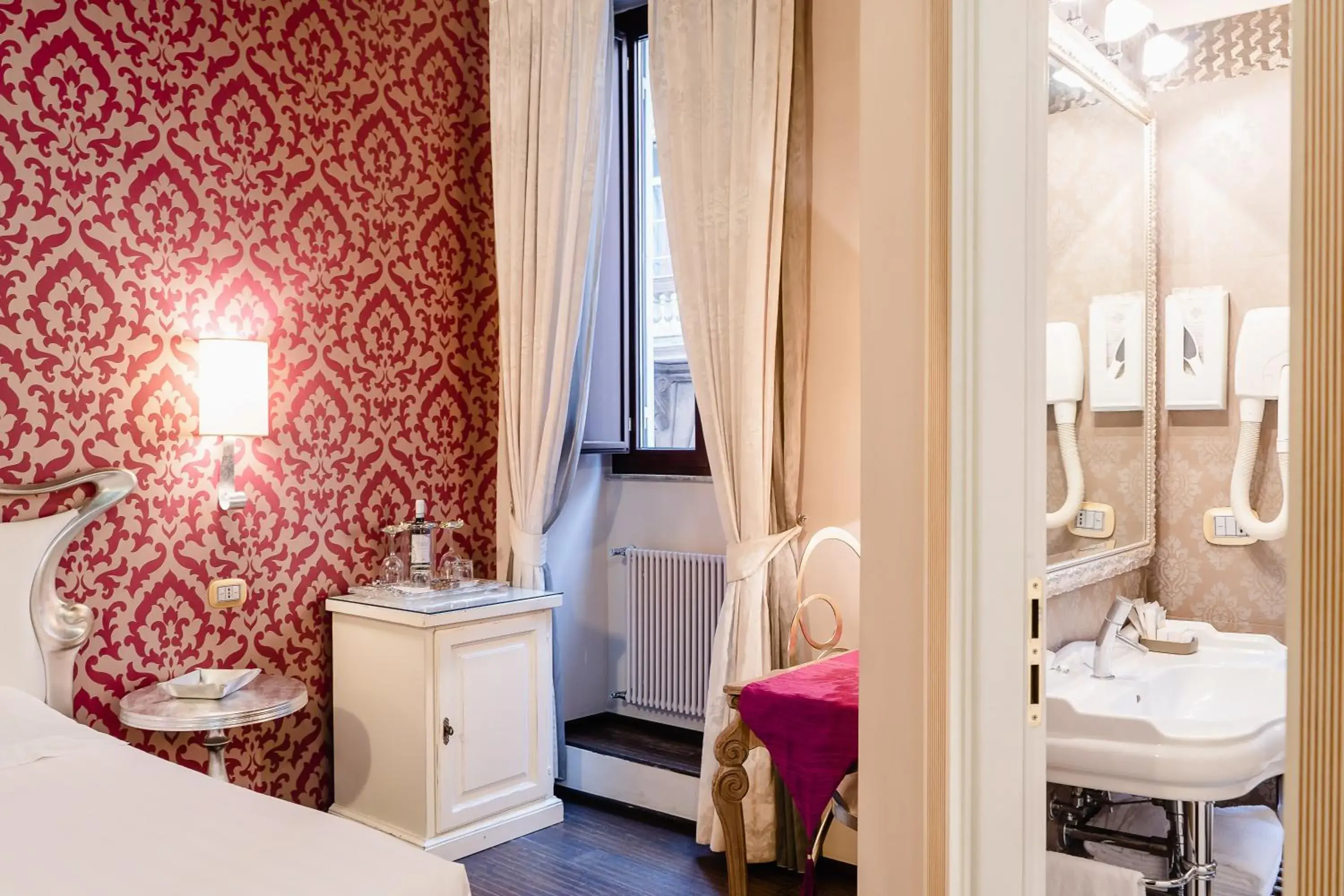 Superior Double Room in Locanda Del Sole-Roma Piazza Di Spagna Ripetta Superior Double Room in Locanda Del Sole-Roma Piazza Di Spagna Ripetta