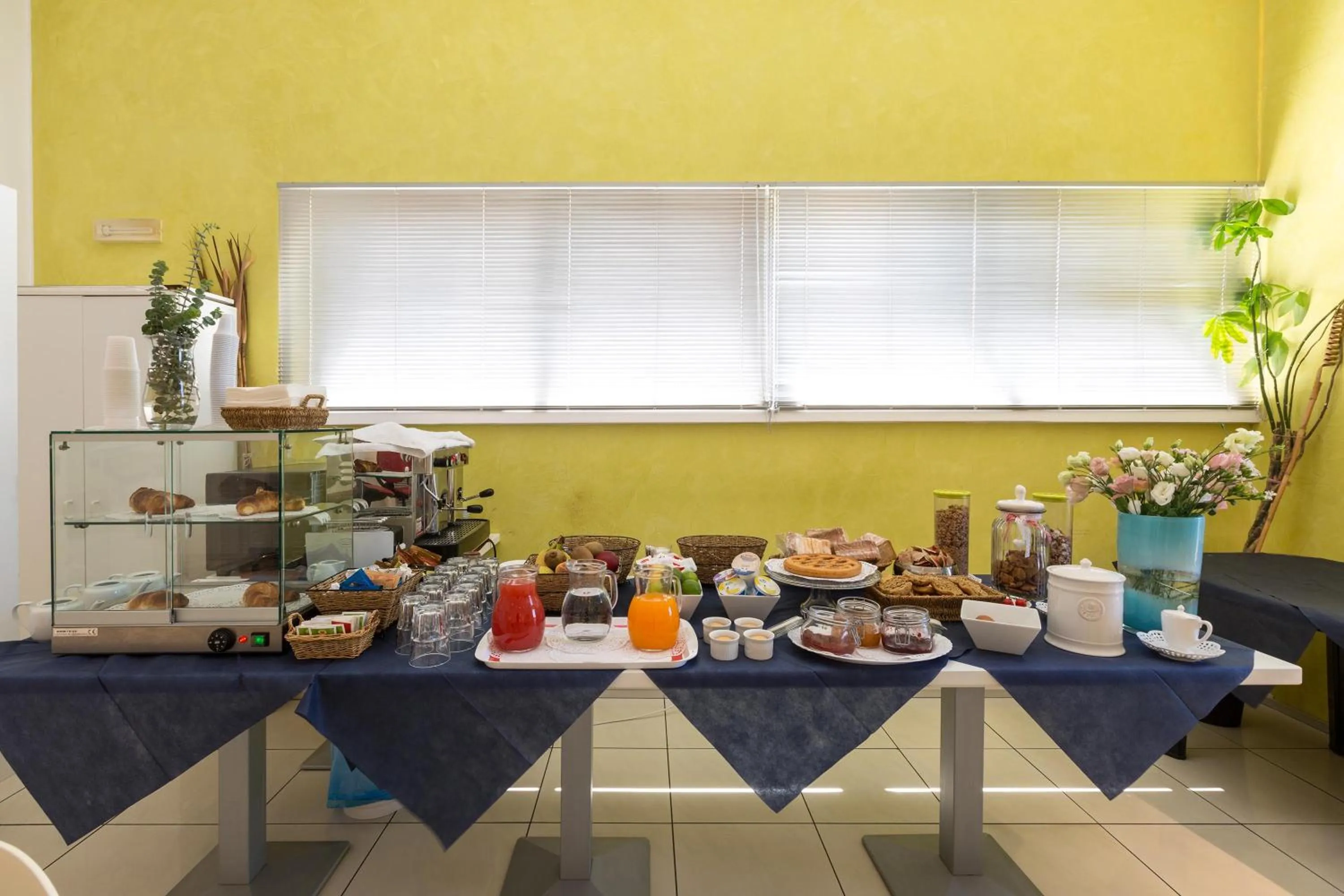 Coffee/tea facilities in Silver Hotel