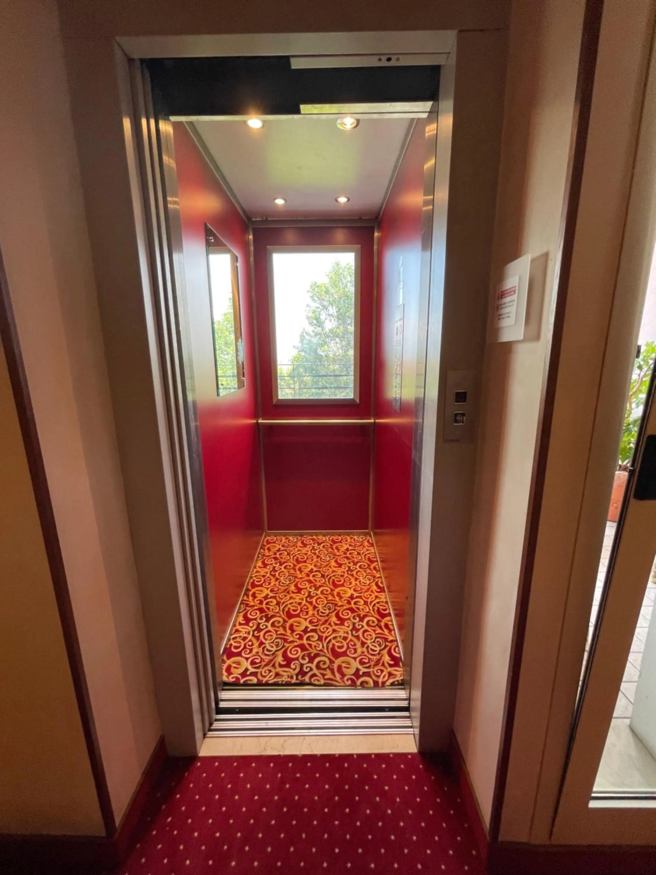 elevator in Hotel Giardinetto