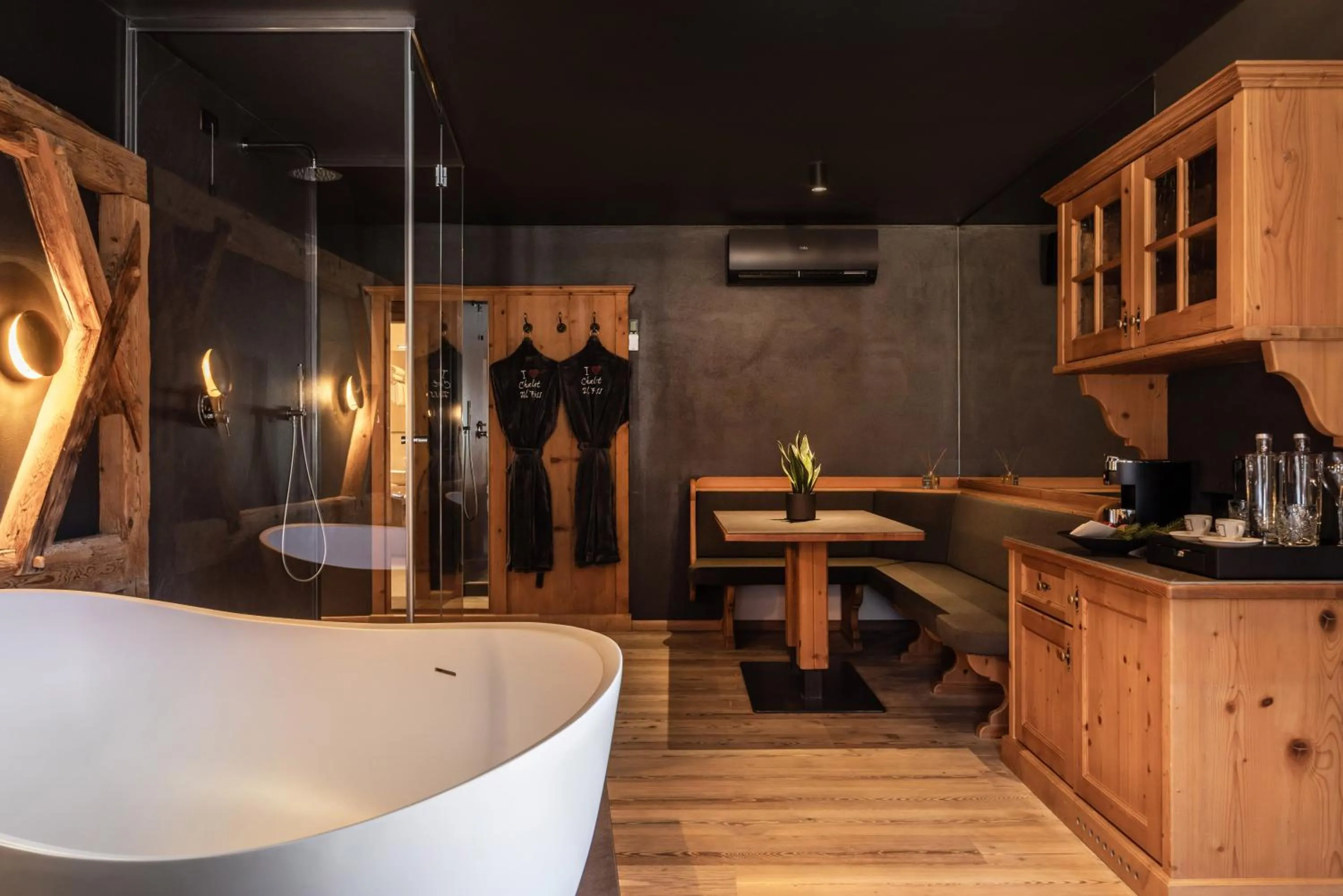 Photo of the whole room in Hotel Chalet Al Foss - Adults Only