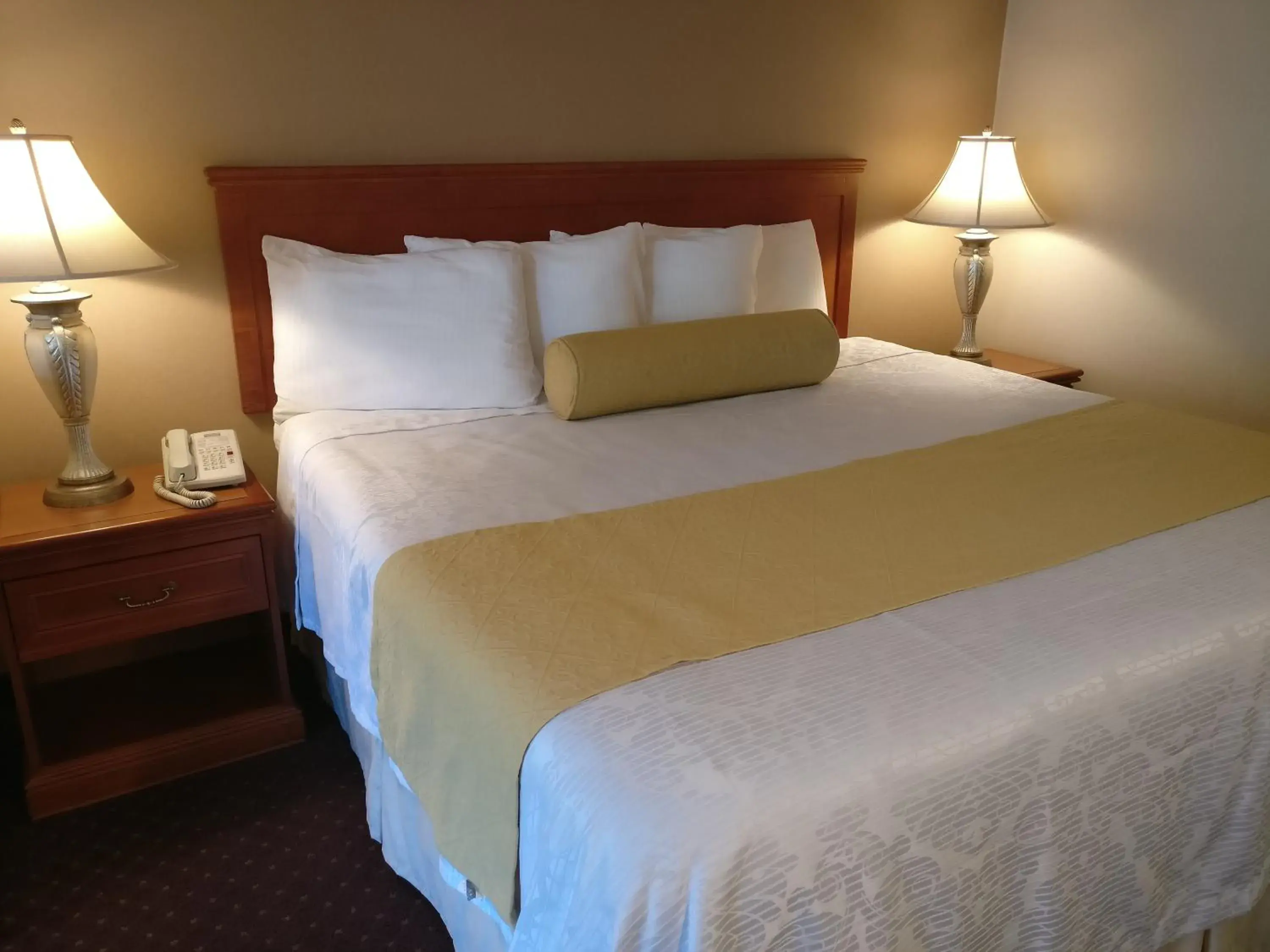 Bed in Burbank Inn and Suites Bed in Burbank Inn and Suites