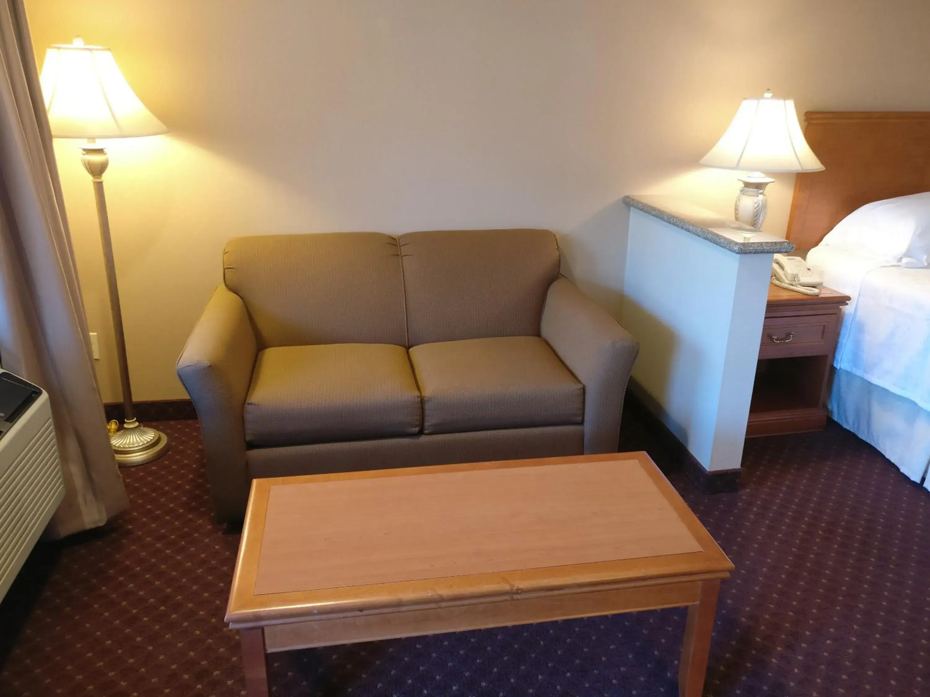 Seating area, Bed in Burbank Inn and Suites Seating area, Bed in Burbank Inn and Suites