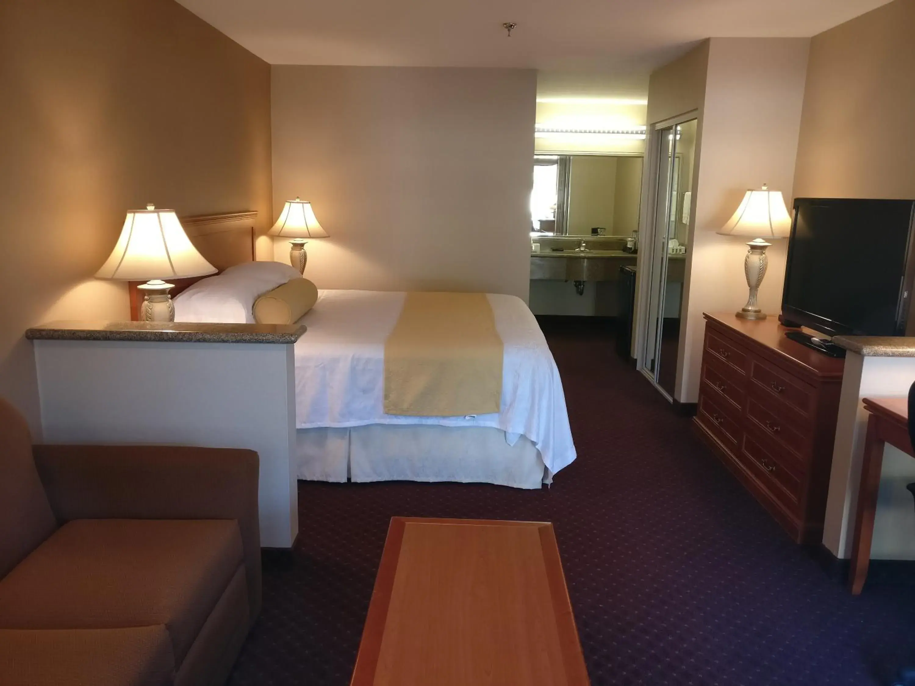 Photo of the whole room, Bed in Burbank Inn and Suites Photo of the whole room, Bed in Burbank Inn and Suites
