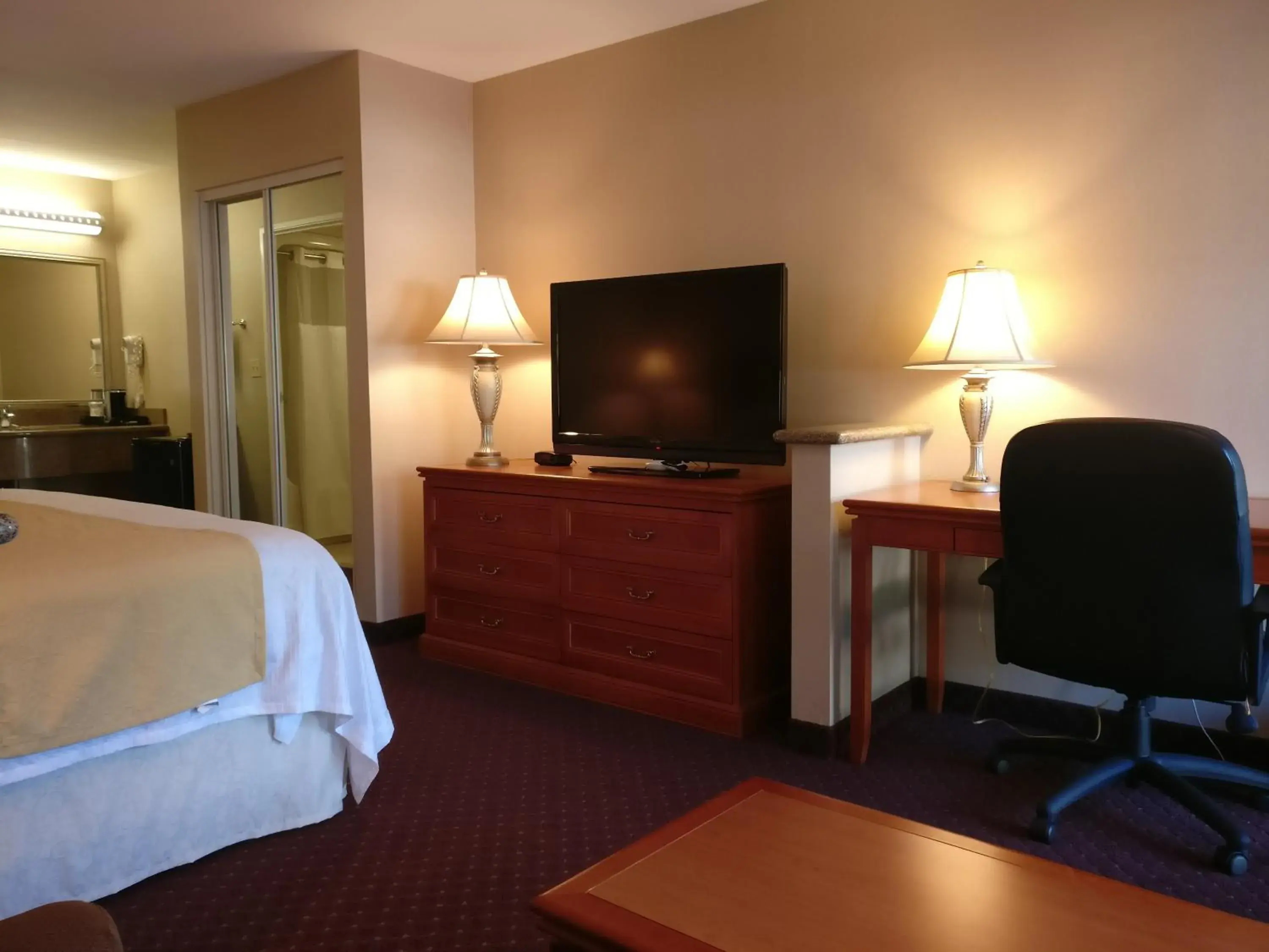 TV and multimedia, Bed in Burbank Inn and Suites TV and multimedia, Bed in Burbank Inn and Suites