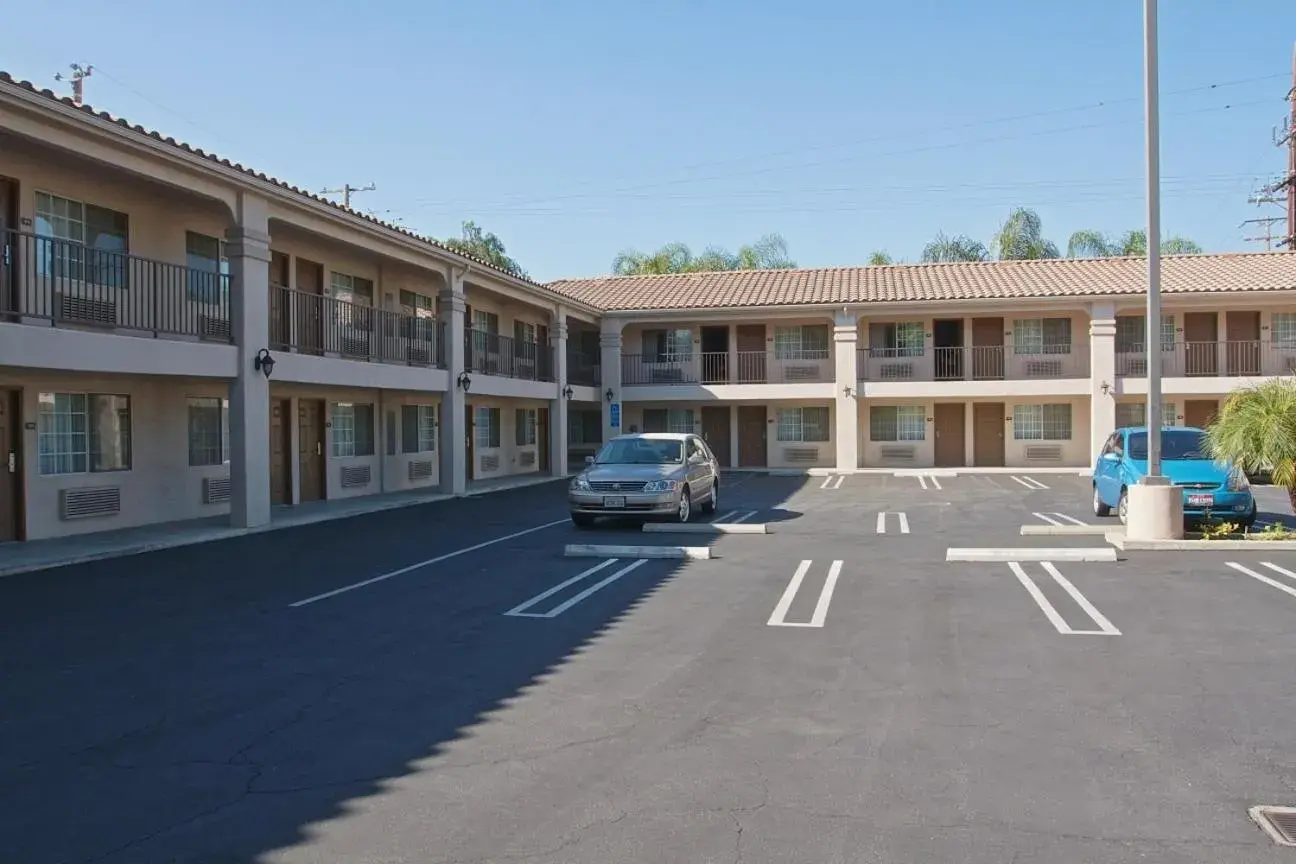 Facade/entrance in Burbank Inn and Suites Facade/entrance in Burbank Inn and Suites