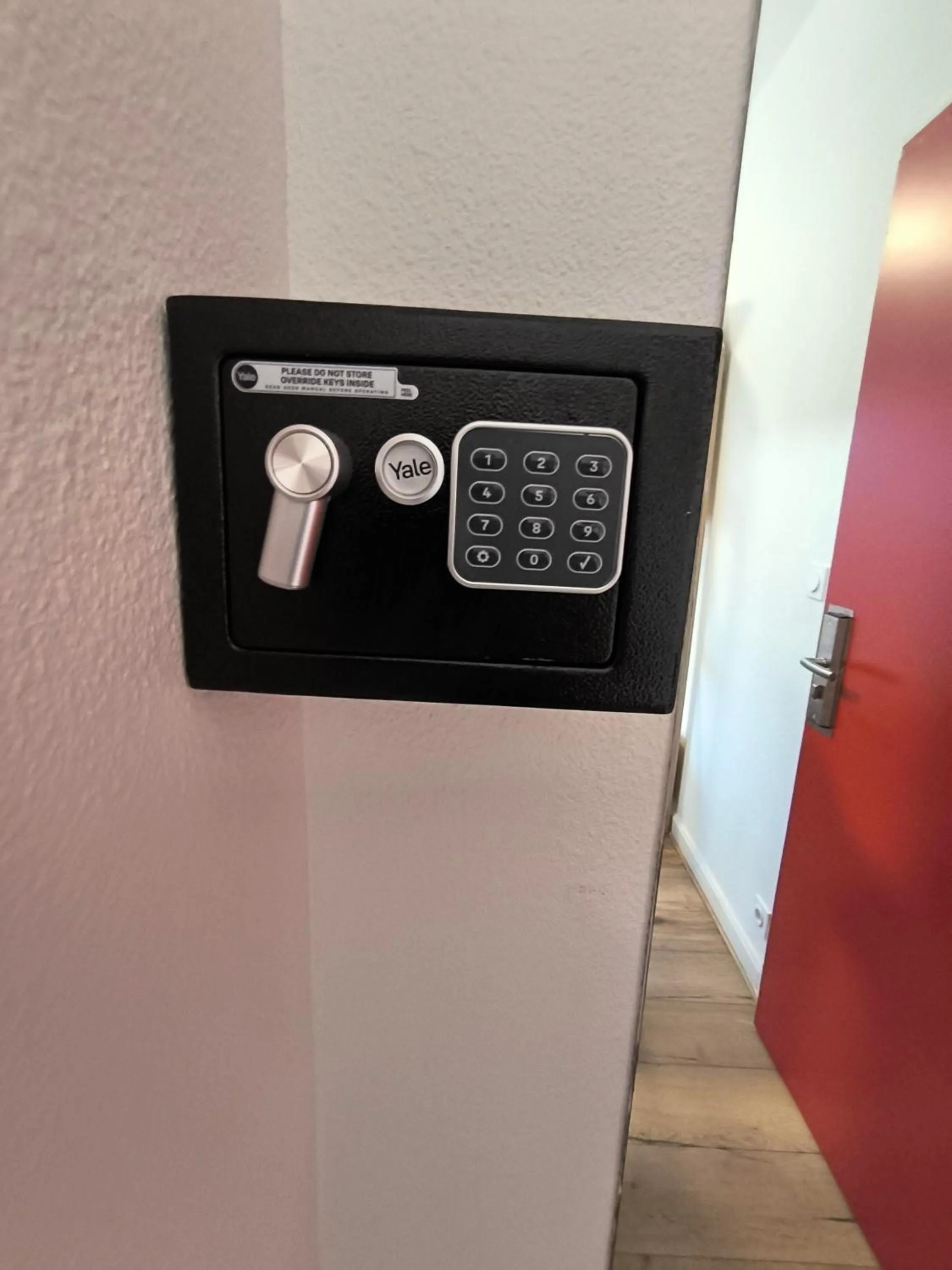 safe in Hôtel Agena