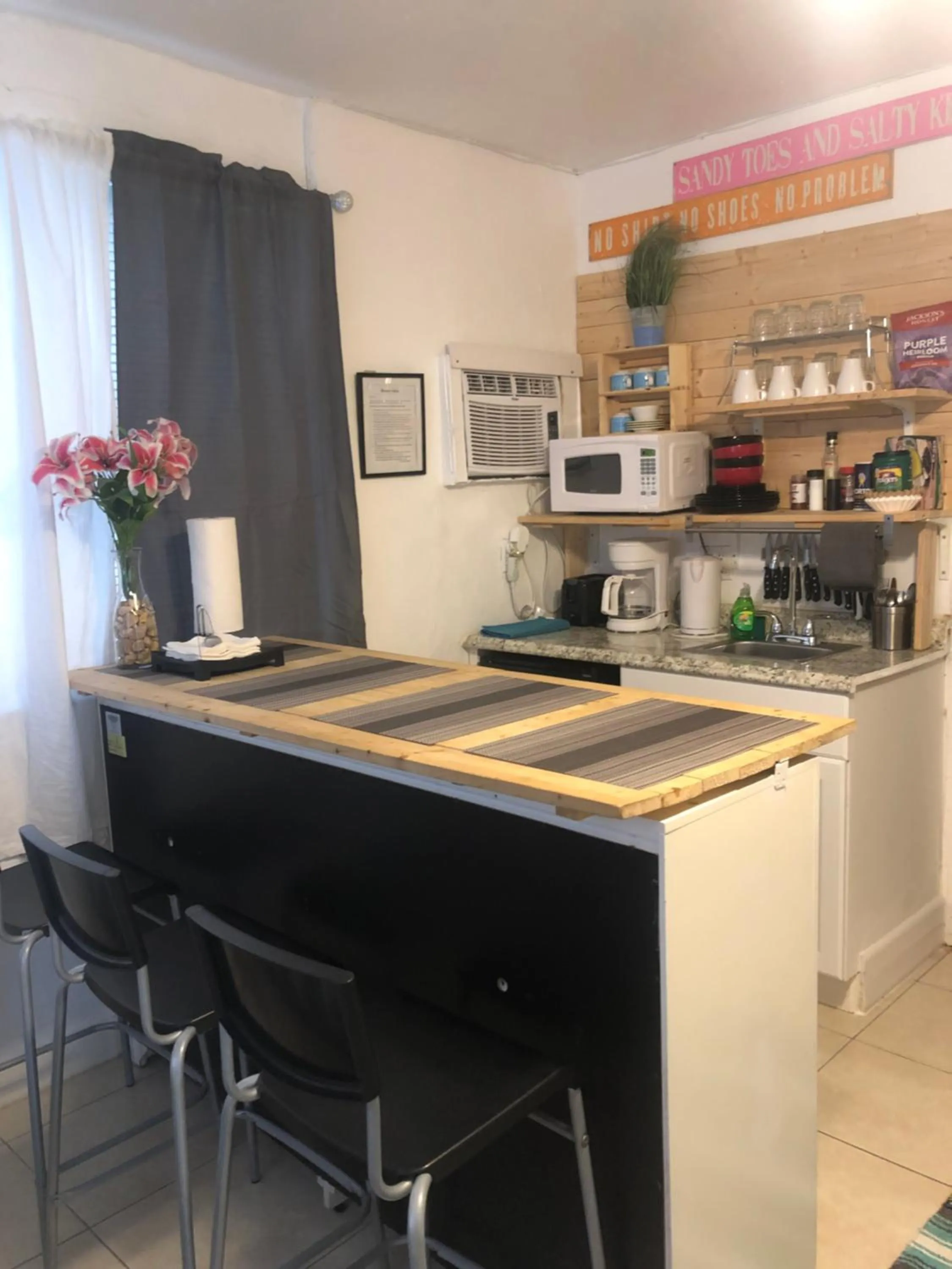 Kitchen or kitchenette in Hollywood Beachfront House