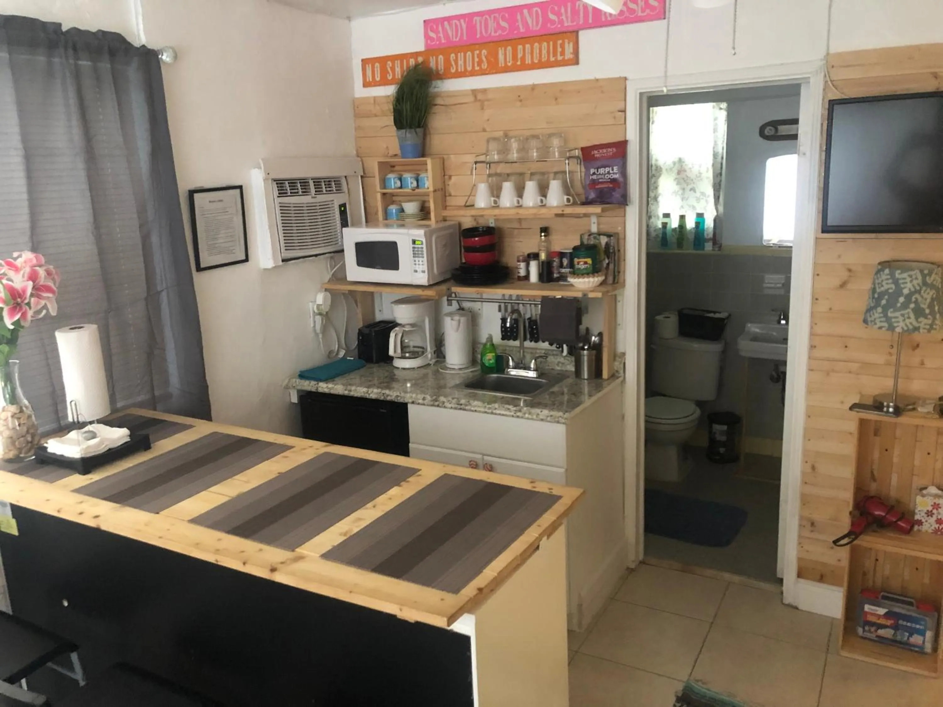 Kitchen or kitchenette in Hollywood Beachfront House