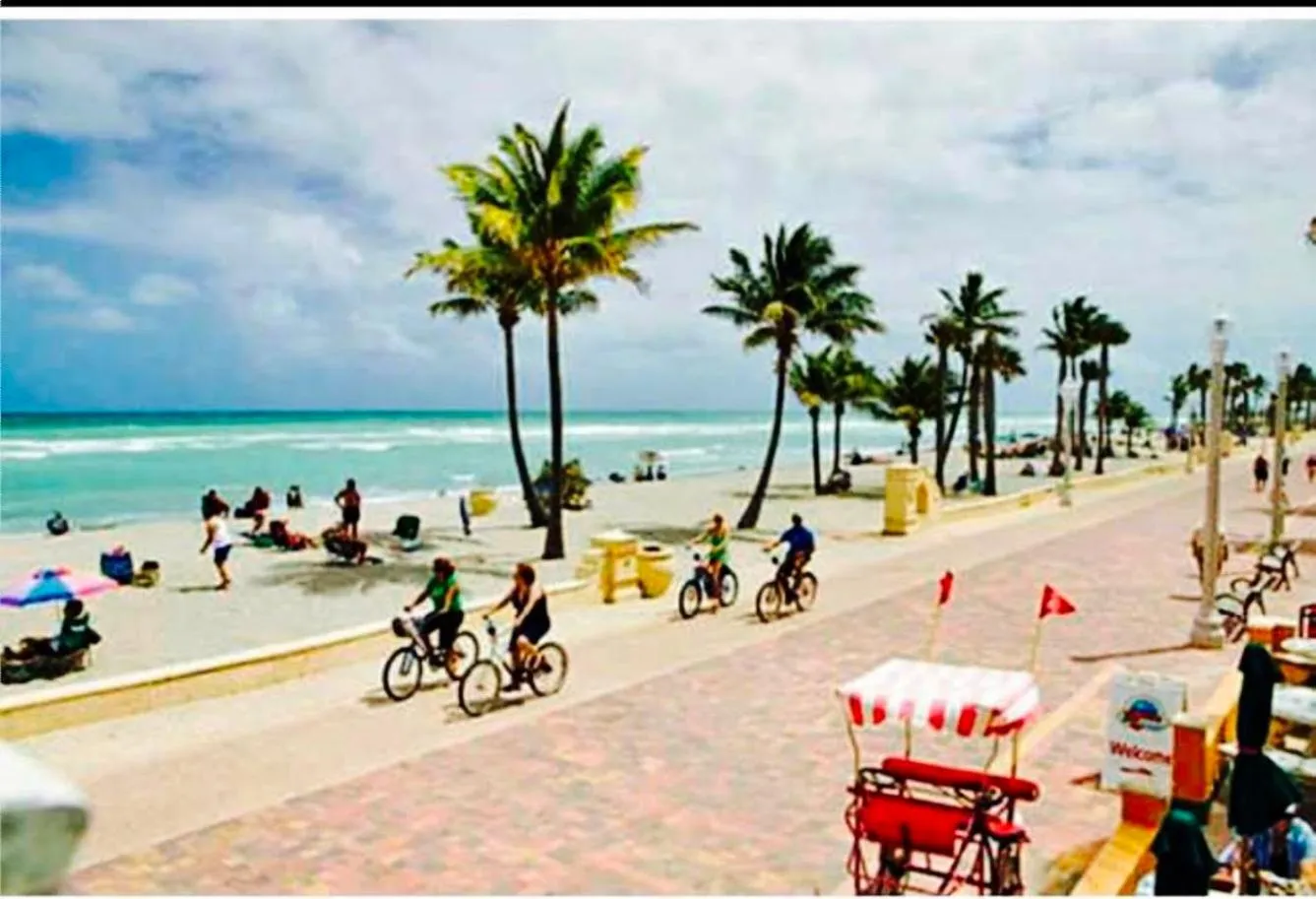 Neighbourhood in Hollywood Beachfront House
