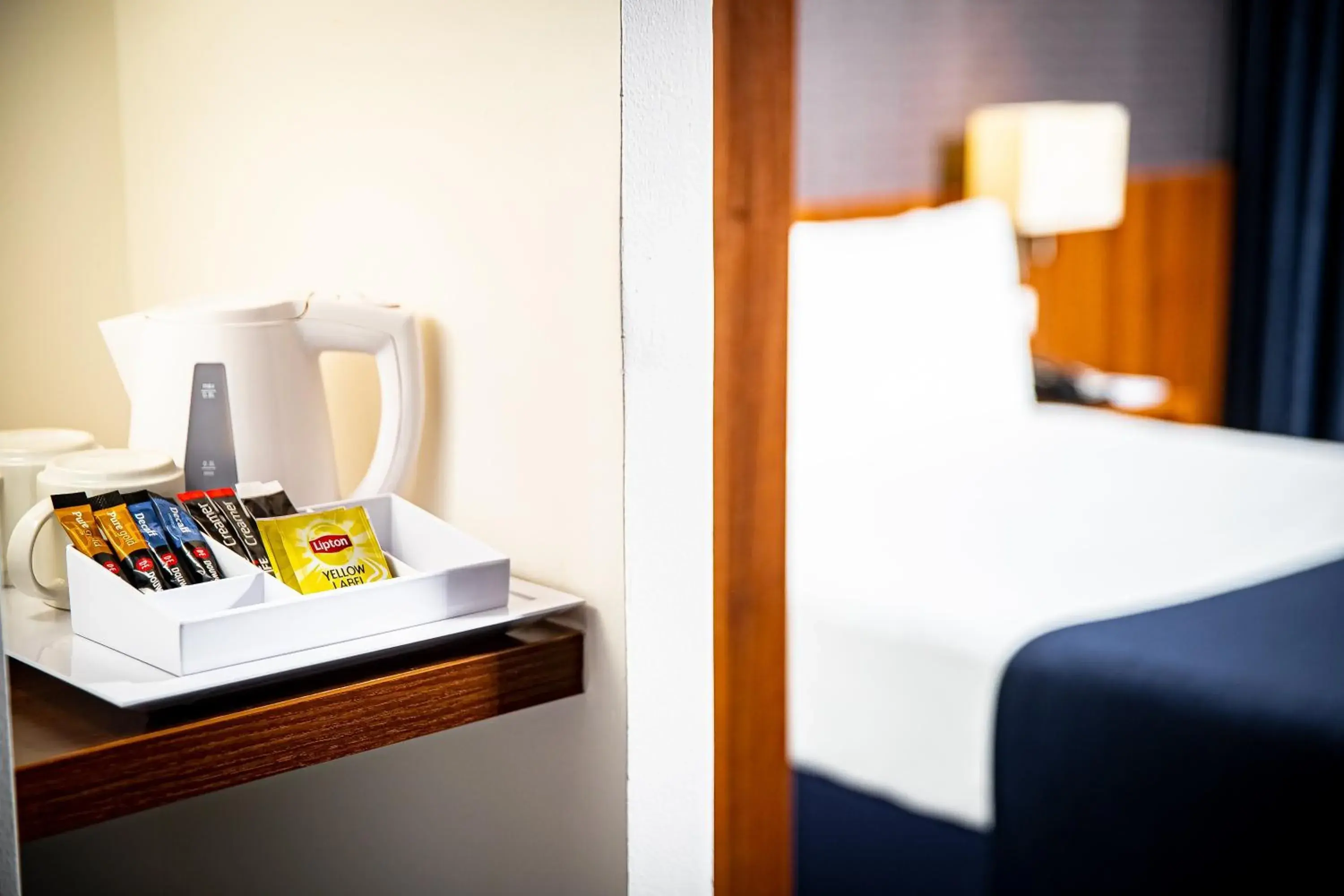Coffee/tea facilities, Bed in Holiday Inn Express Amsterdam - Schiphol by IHG Coffee/tea facilities, Bed in Holiday Inn Express Amsterdam - Schiphol by IHG