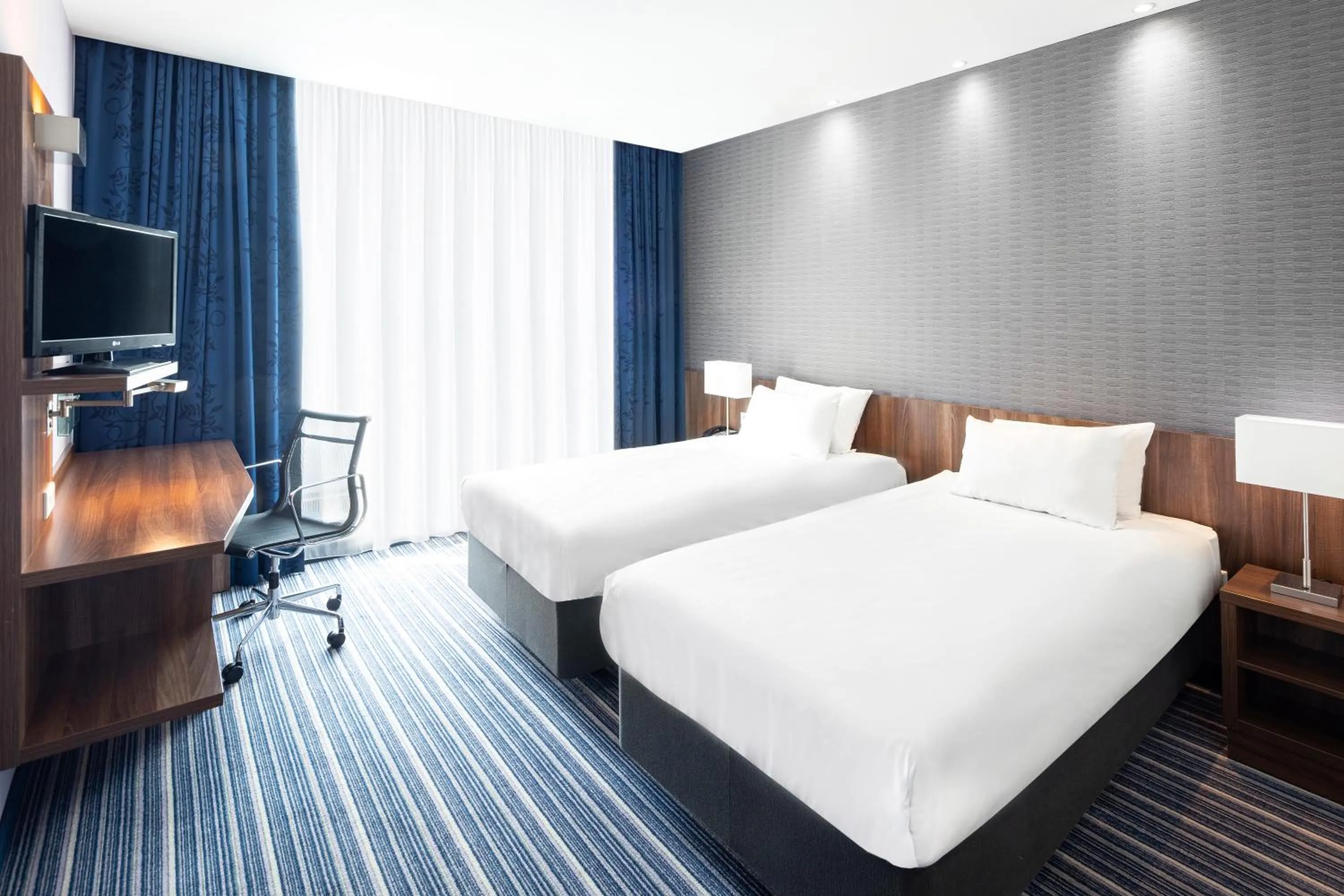 Bed in Holiday Inn Express Amsterdam - Schiphol by IHG